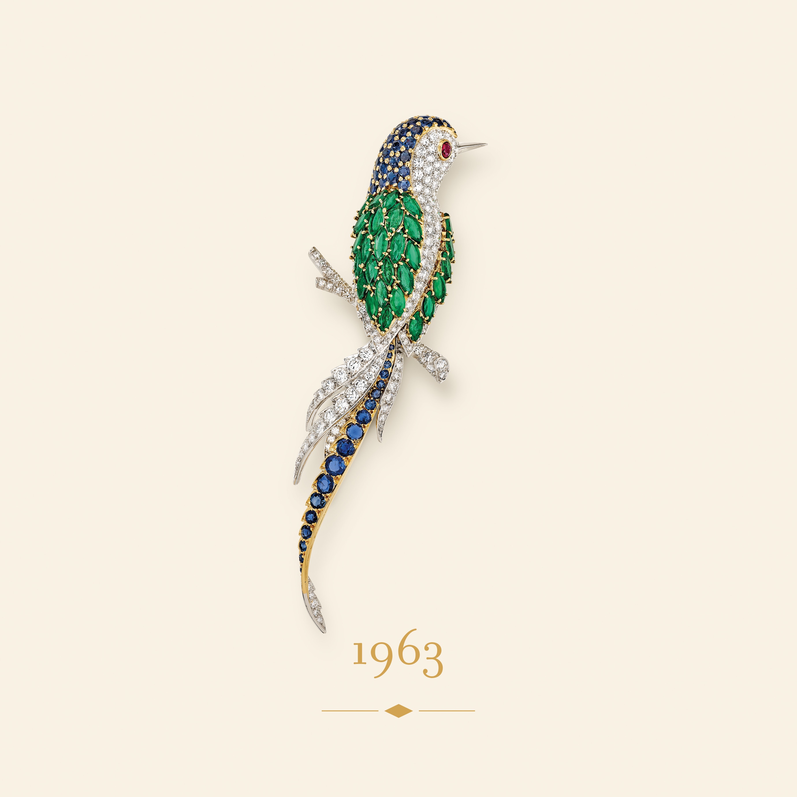 Island Bird胸针，1963年。铂金，黄K金，蓝宝石，红宝石，祖母绿，钻石。Van Cleef & Arpels梵克雅宝典藏。