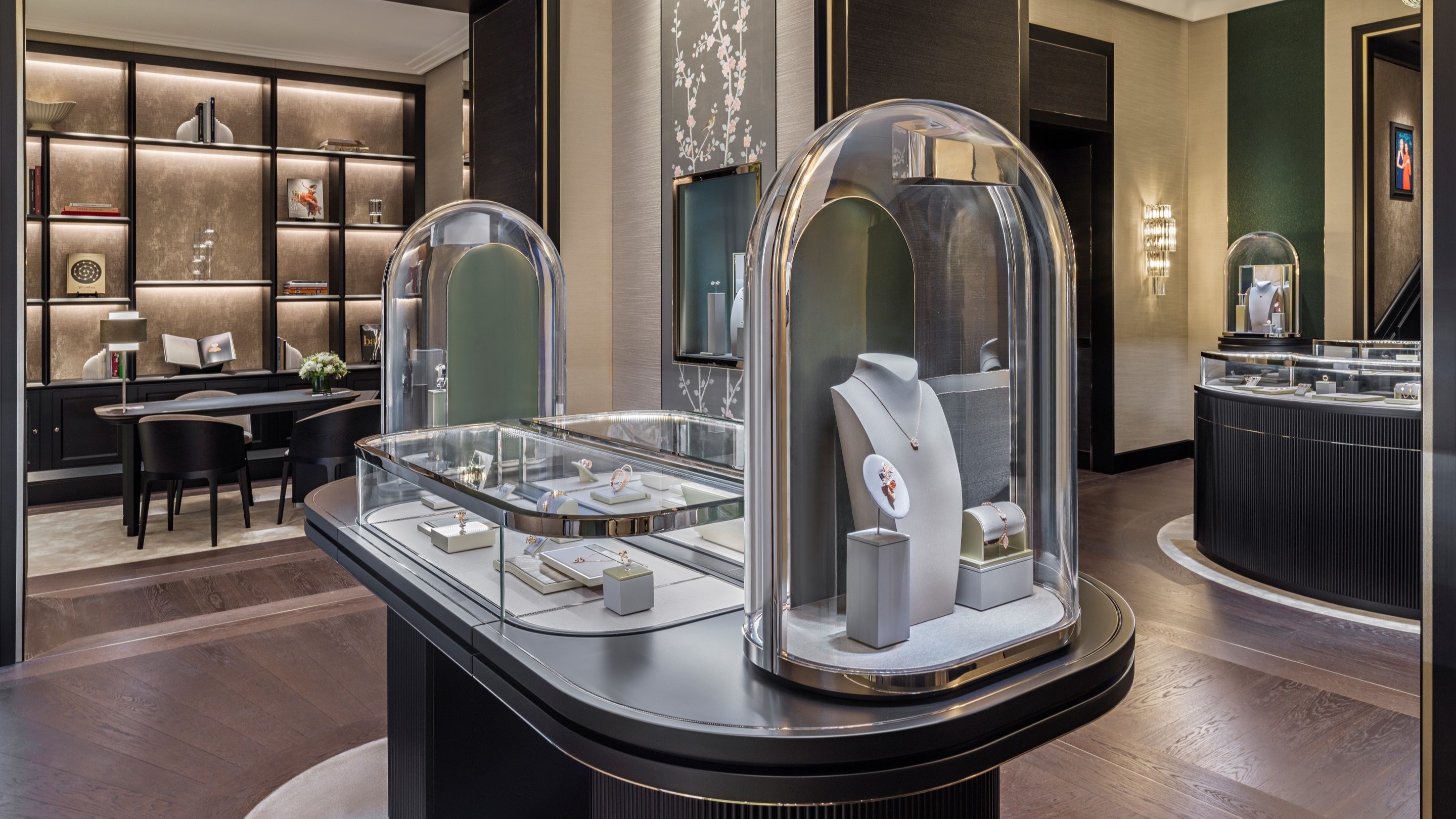 Van Cleef & Arpels ouvre sa première boutique à Florence, en Italie.