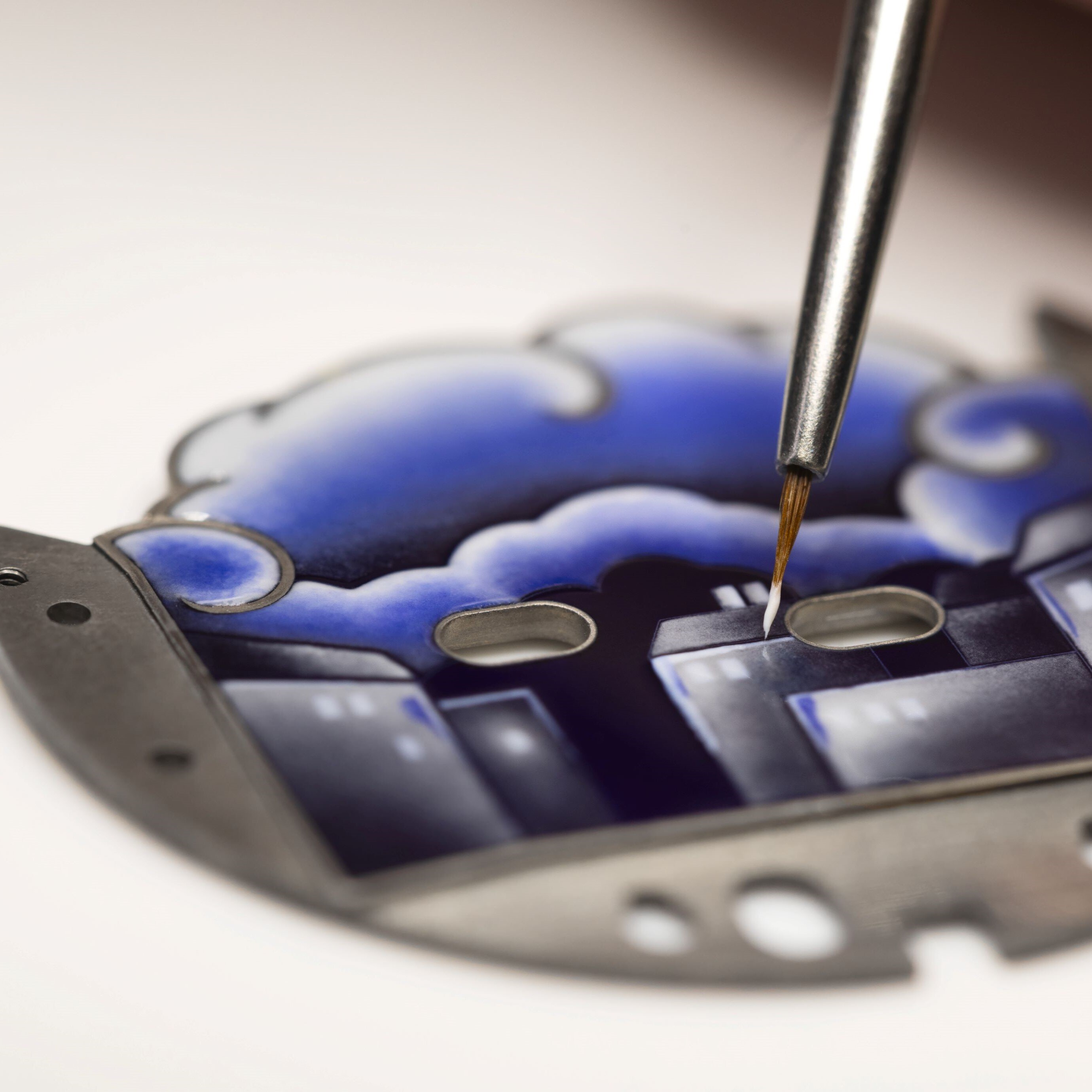 تطبيق تقنية غريزاي إينامل لتحديد معالم المباني. ساعة لايدي آربلز بال ديزامورو أوتومات، مجموعة بويتيك كومبليكايشنز. دار فان كليف أند آربلز.