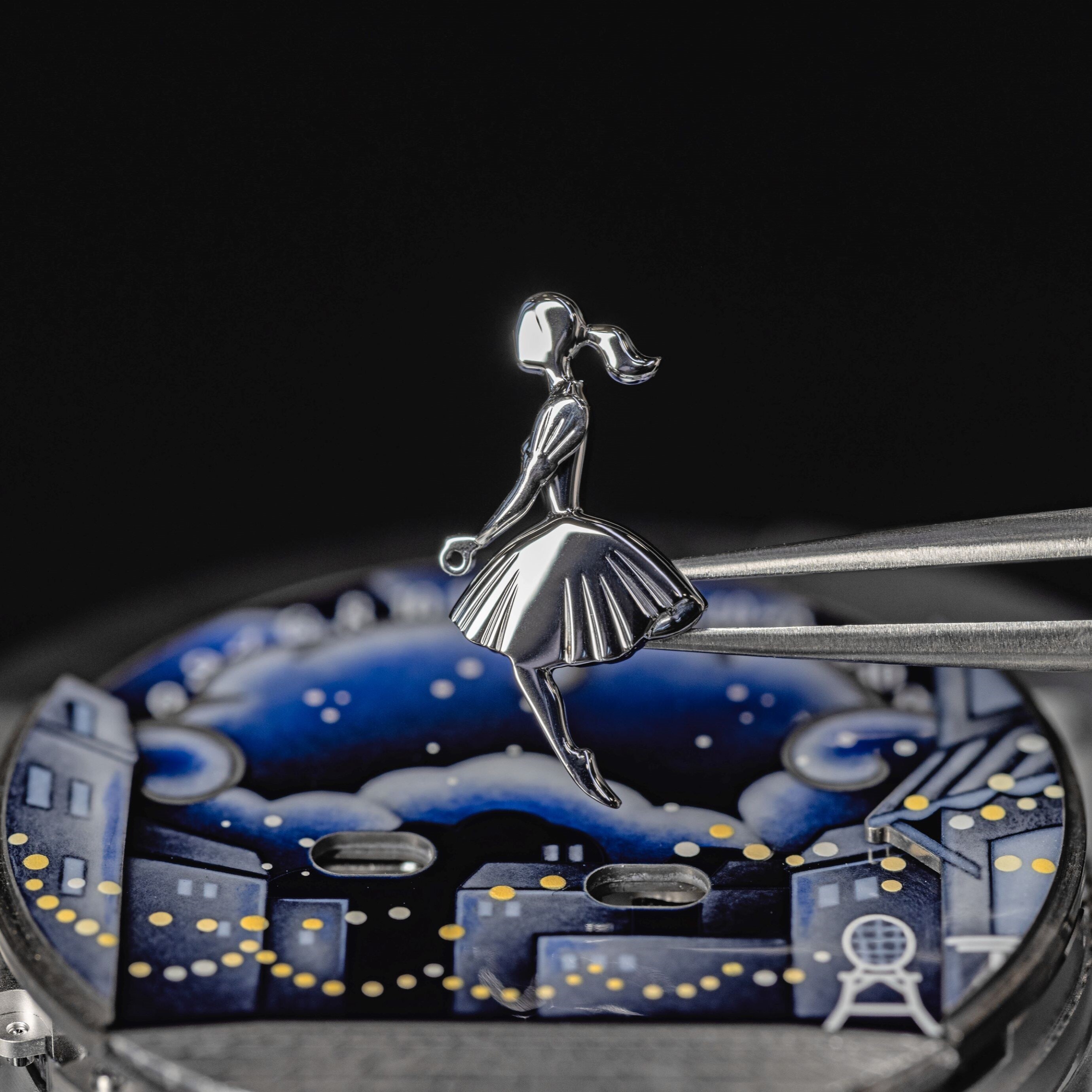 تثبيت شخصية المرأة على وجه الساعة. ساعة لايدي آربلز بال ديزامورو أوتومات، مجموعة بويتيك كومبليكايشنز. دار فان كليف أند آربلز.