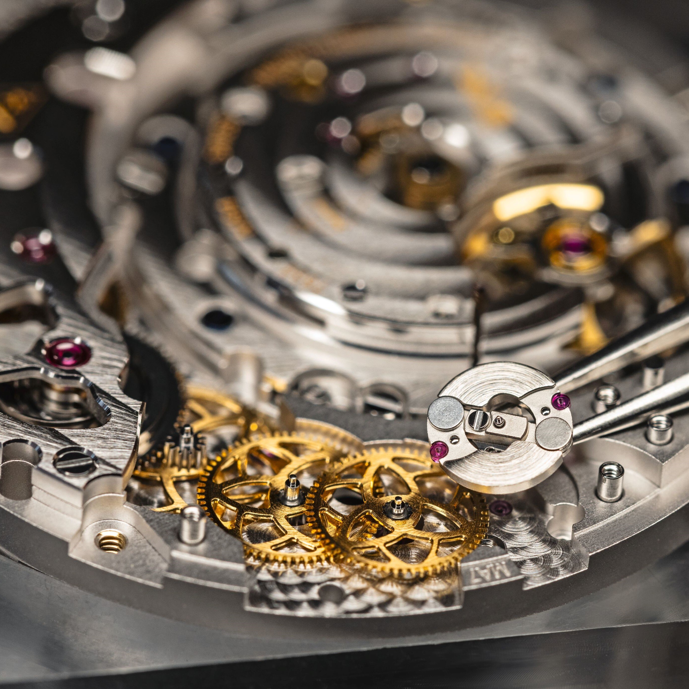 تثبيت المنظم على الحركة. ساعة لايدي آربلز بال ديزامورو أوتومات، مجموعة بويتيك كومبليكايشنز. دار فان كليف أند آربلز.