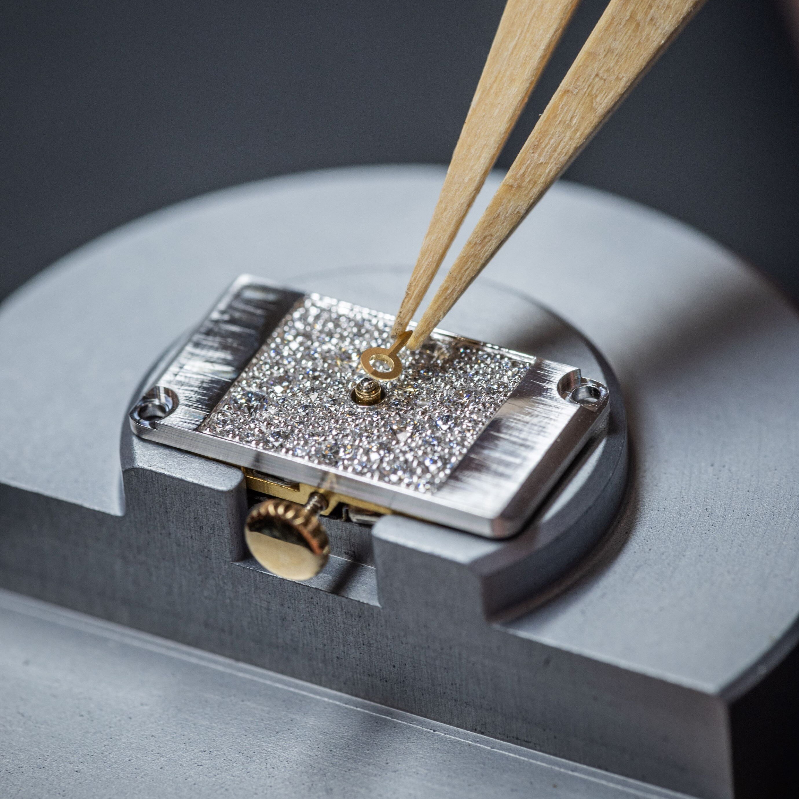 ترصيع العقارب على وجه الساعة. ساعة كادُنا، مجموعة كادُنا. دار فان كليف أند آربلز.