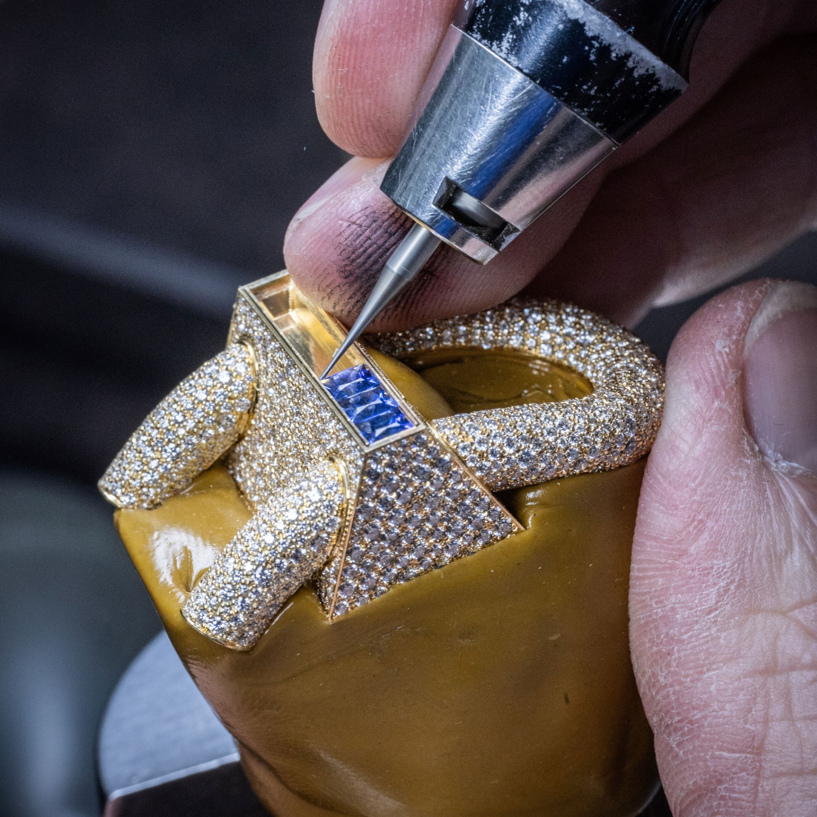 ترصيع أحجار السافير. ساعة كادُنا، مجموعة كادُنا. دار فان كليف أند آربلز.