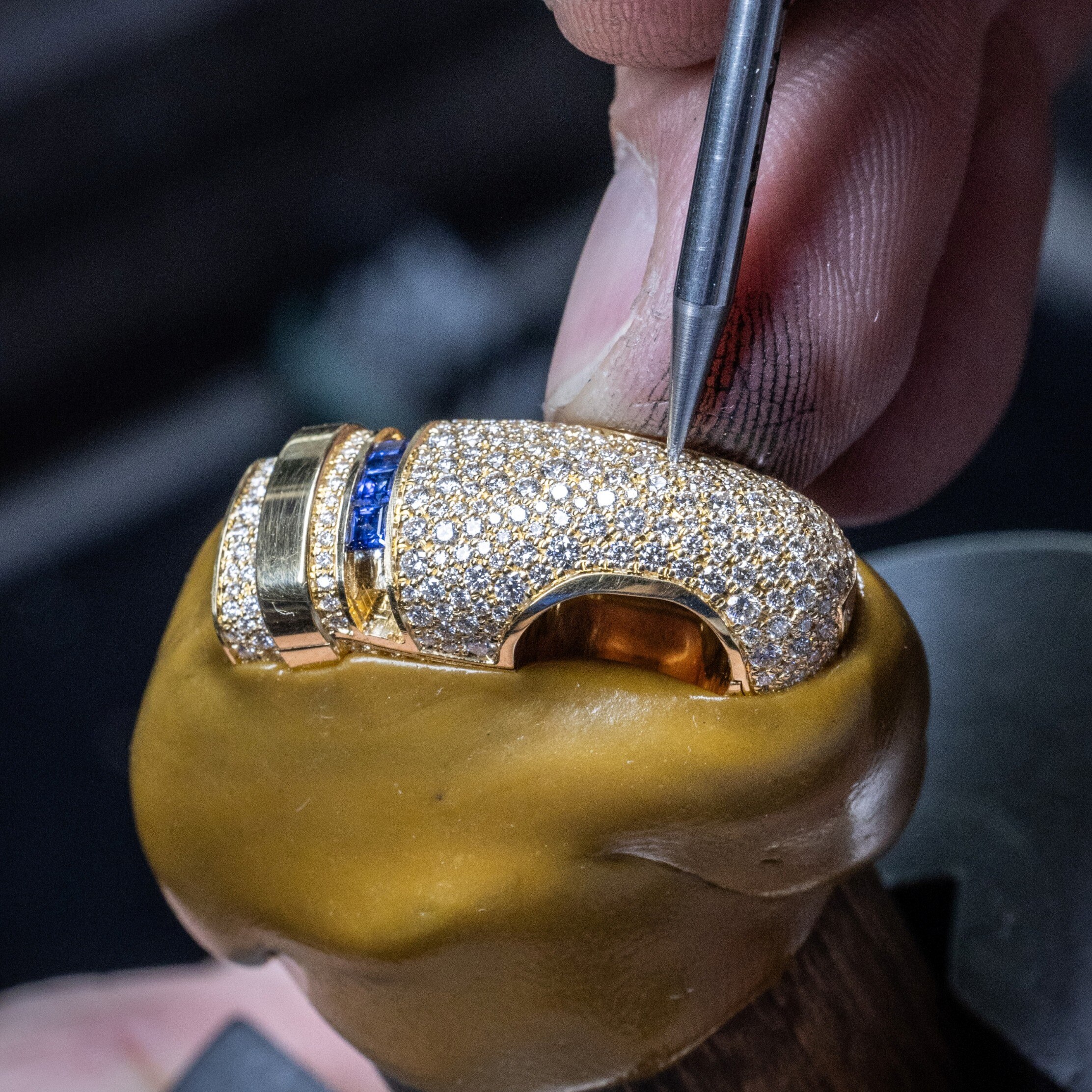 اللمسات النهائية لتقنية الترصيع الثلجي، مجموعة كادُنا. دار فان كليف أند آربلز.