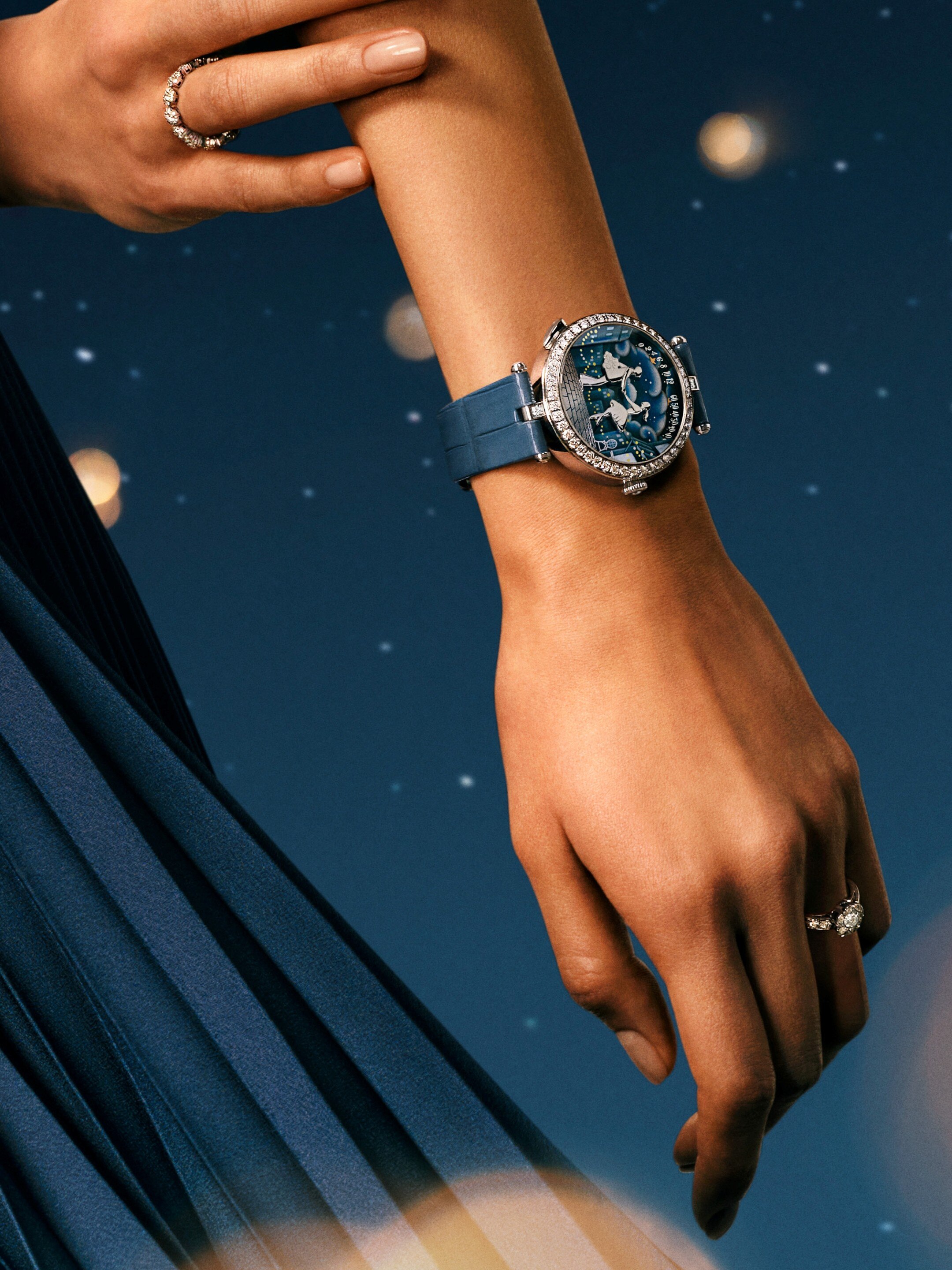 ساعة لايدي آربلز بال ديزامورو أوتومات. ذهب أبيض عيار 18 قيراط مطلي بالروديوم، ماس مستدير، مينا مطلي بتقنية غريزاي إينامل، مينا ملوَّن مطلي بتقنية غريزاي إينامل، شخصيات مطلية بالروديوم، حركة ميكانيكية ذات تعبئة أوتوماتيكية تتميز بوظيفة ارتجاعية مزدوجة، آلية أوتوماتون مزوّدة بحركة تفعيل عند الطلب. مجموعة بويتيك كومبليكايشنز. دار فان كليف أند آربلز.