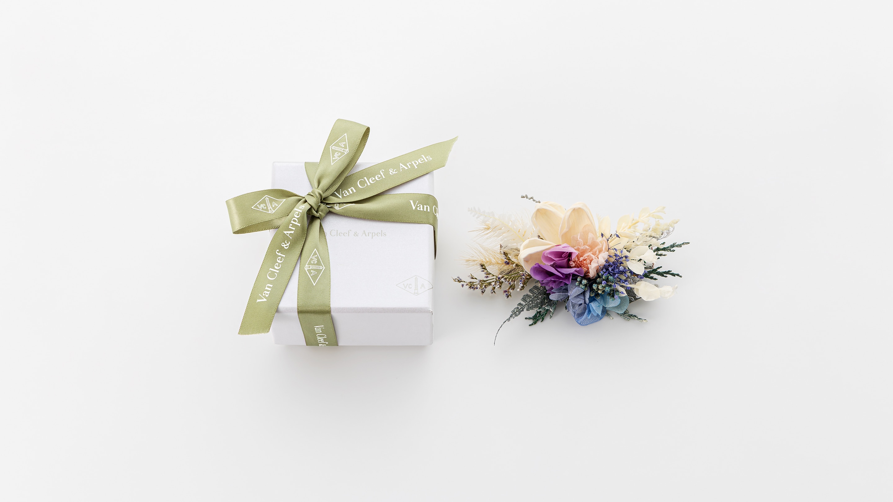 Special gift for your online orders during the holiday season. Van Cleef & Arpels.