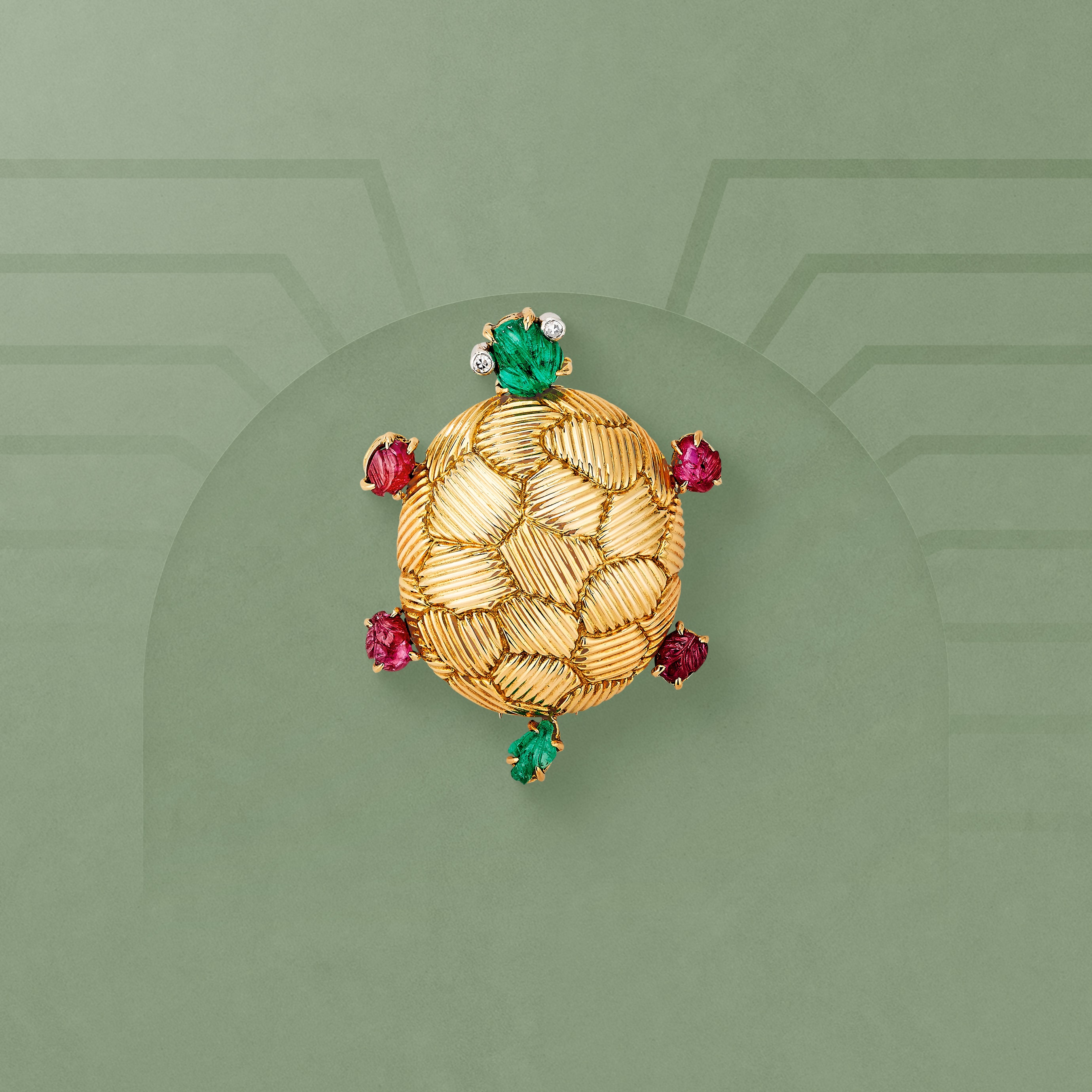 Turtle clip, 1953. Platinum, 18K yellow gold, emeralds, rubies, diamonds. Van Cleef & Arpels Collection.