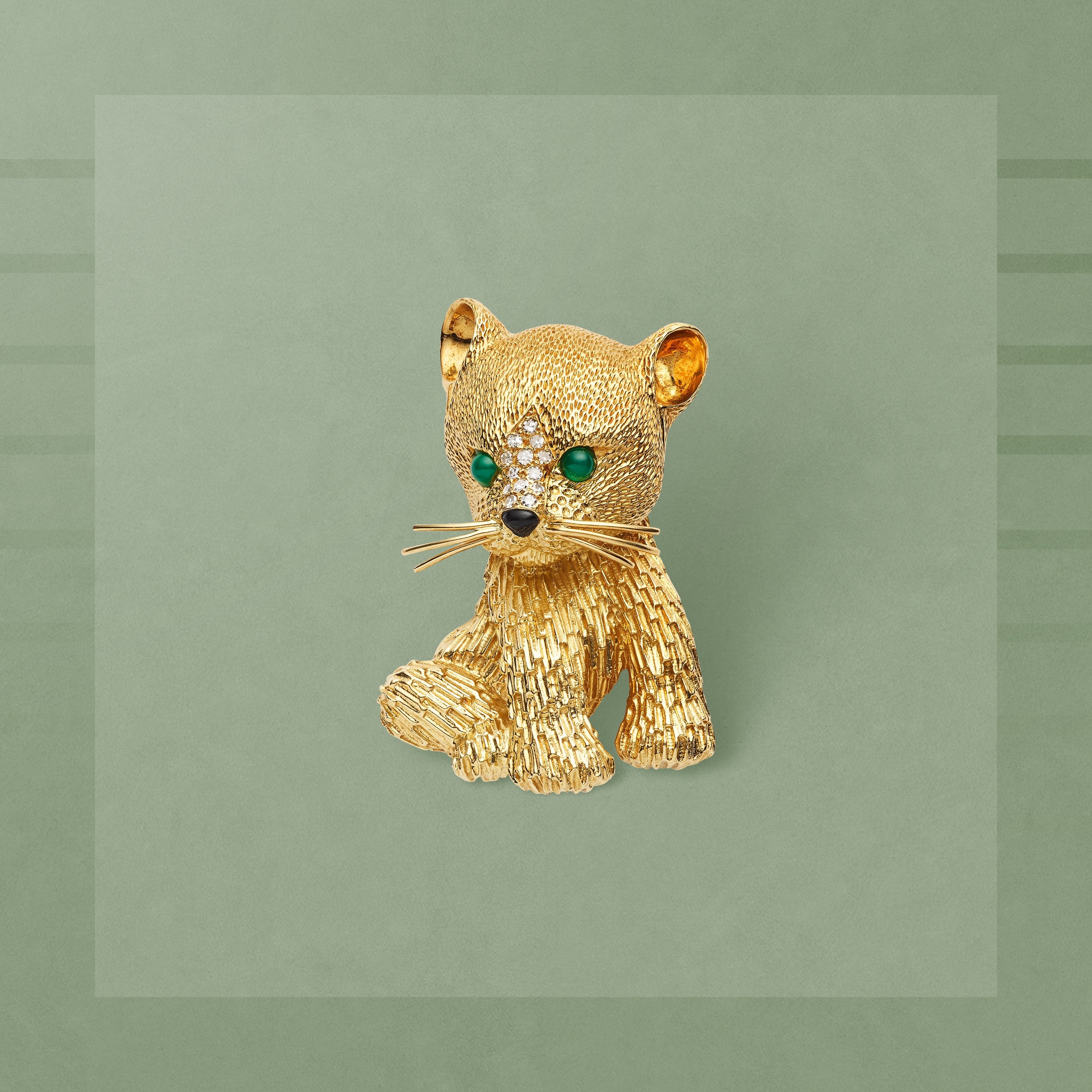 Young lion clip, 1970. 18K yellow gold, chrysoprase, onyx, diamonds. Van Cleef & Arpels Collection.