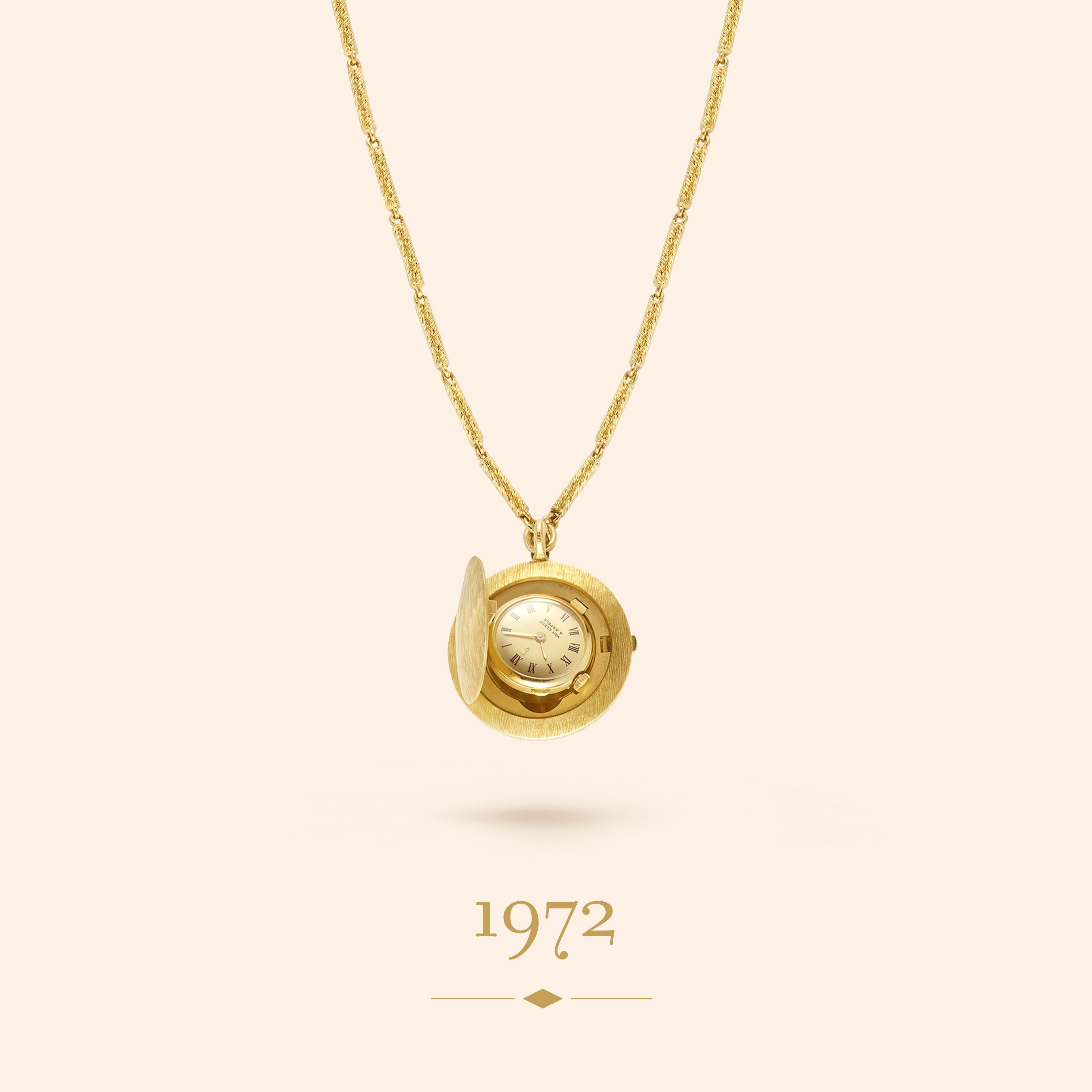 Montre de poche Ecorce et sa chaîne, 1972 - 1975. Or jaune. Collection Van Cleef & Arpels.