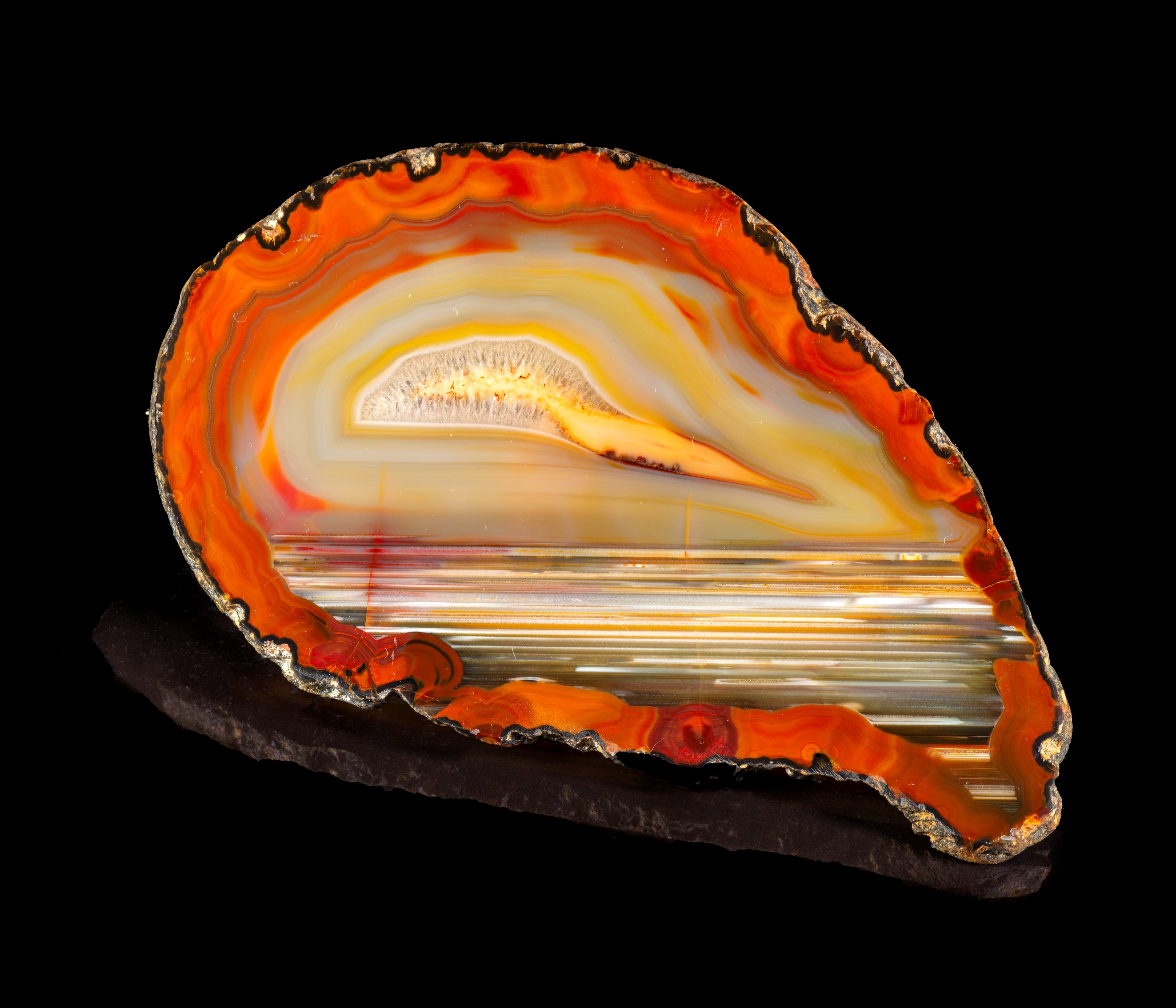 “Explosion nucléaire au dessus de l’océan ” (Nuclear Explosion Over the Ocean), agate. Paris, Muséum national d'histoire naturelle, mineral and gem collection. Photograph by François Farges.