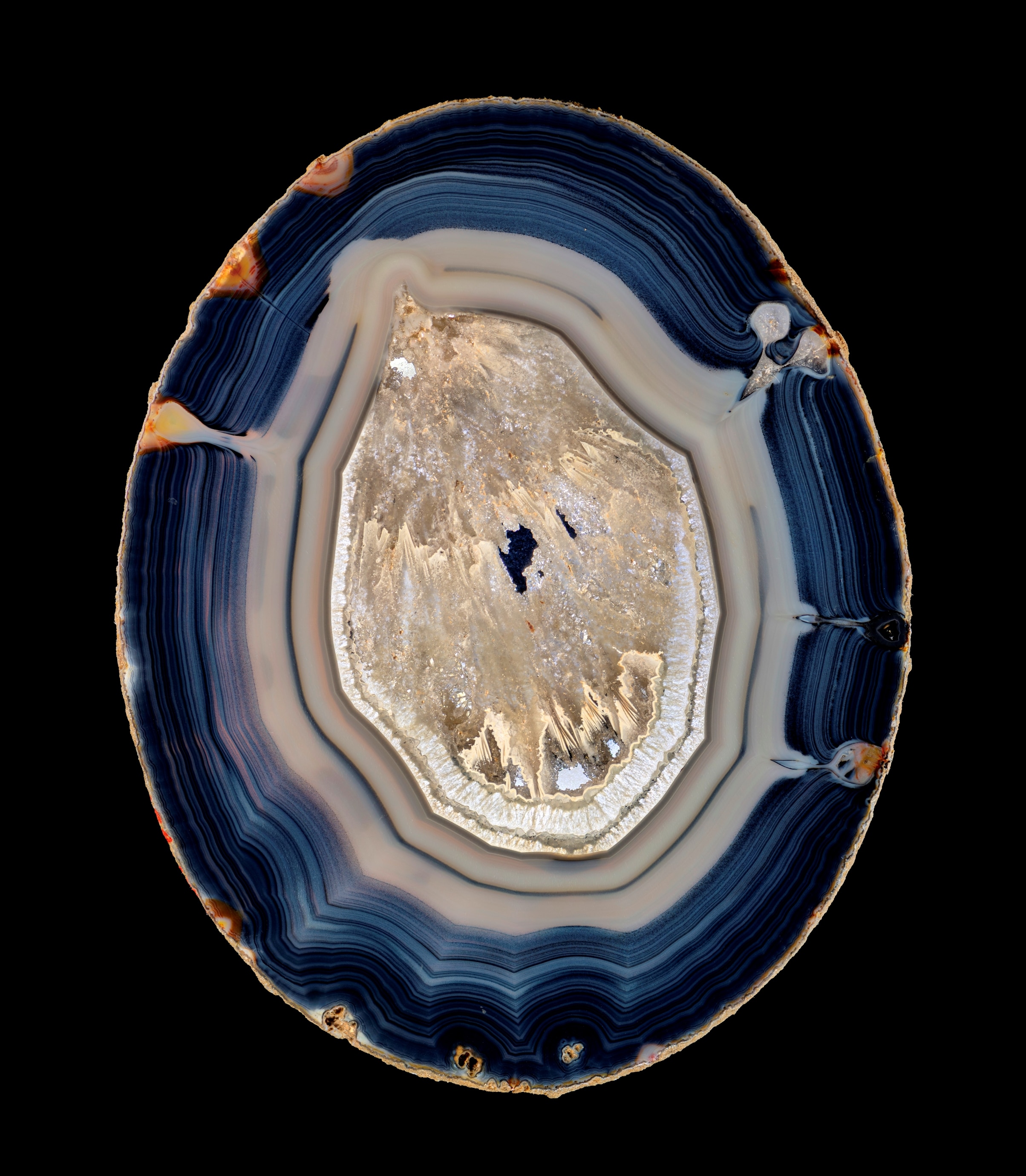 Agate with quartz core, var. rock crystal. Paris, Muséum national d'histoire naturelle, mineral and gem collection. Photograph by François Farges.