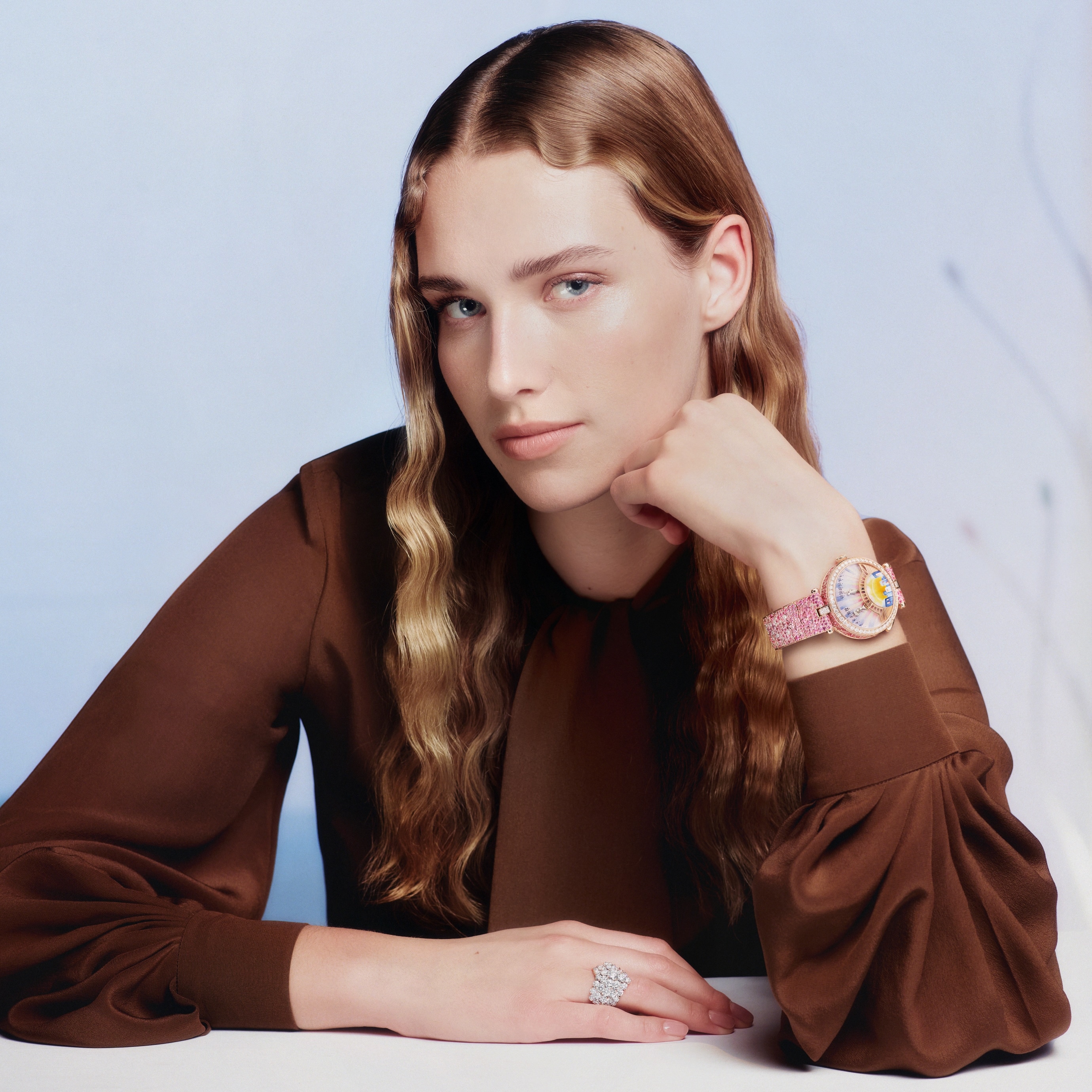 Lady Arpels Pont des Amoureux Aube腕表。玫瑰金,钻石,粉红色蓝宝石,珐琅。自动上链机械机芯,双逆跳机械装置,按掣动画模块。Poetic Complications®诗意复杂功能腕表系列,Van Cleef & Arpels梵克雅宝。