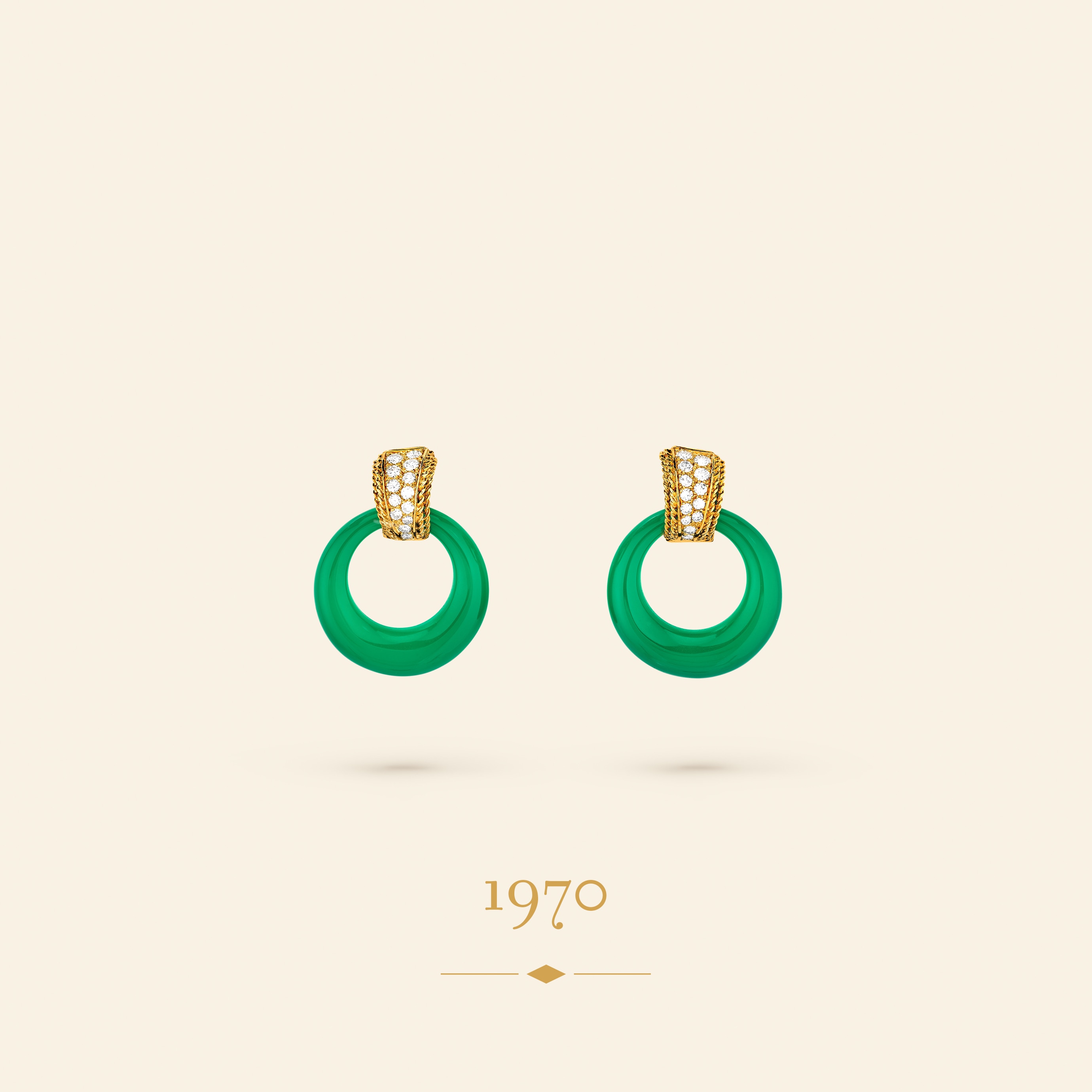 Hoop earrings, 1970. Yellow gold, green agate, diamonds. Van Cleef & Arpels Collection.