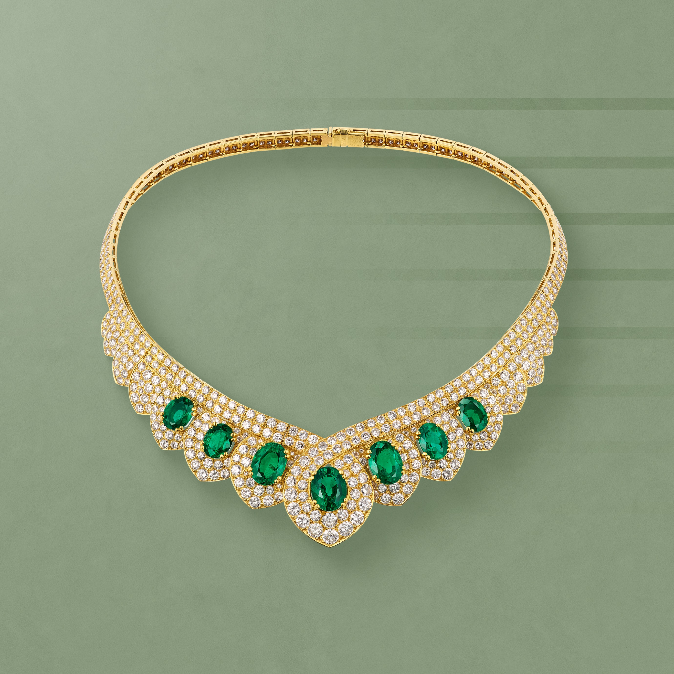 Phénicia necklace, 1985. Yellow gold, rose gold, emeralds, diamonds. Van Cleef & Arpels Collection.