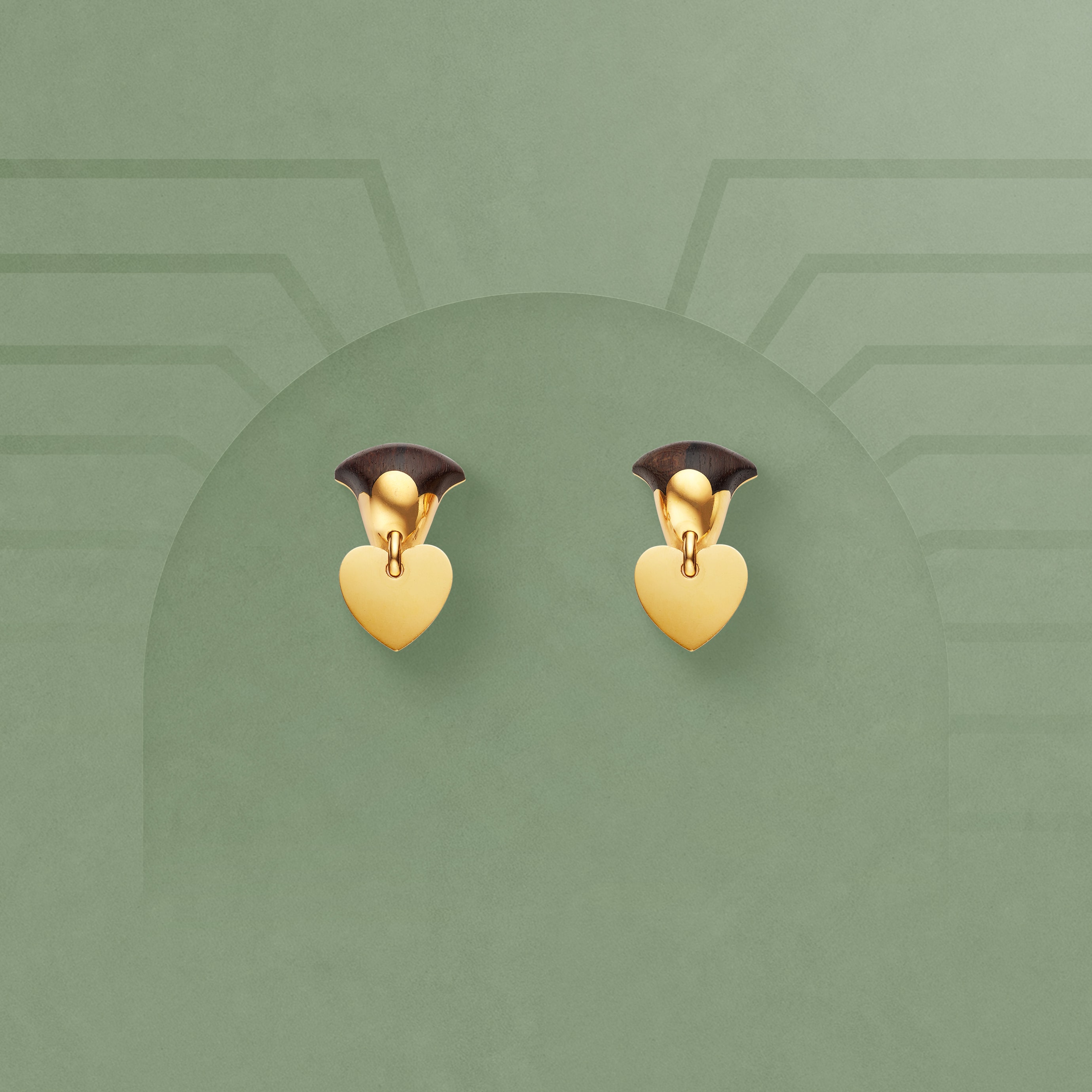 Sylvestre earrings, circa 1997. Yellow gold, wood. Van Cleef & Arpels Collection.
