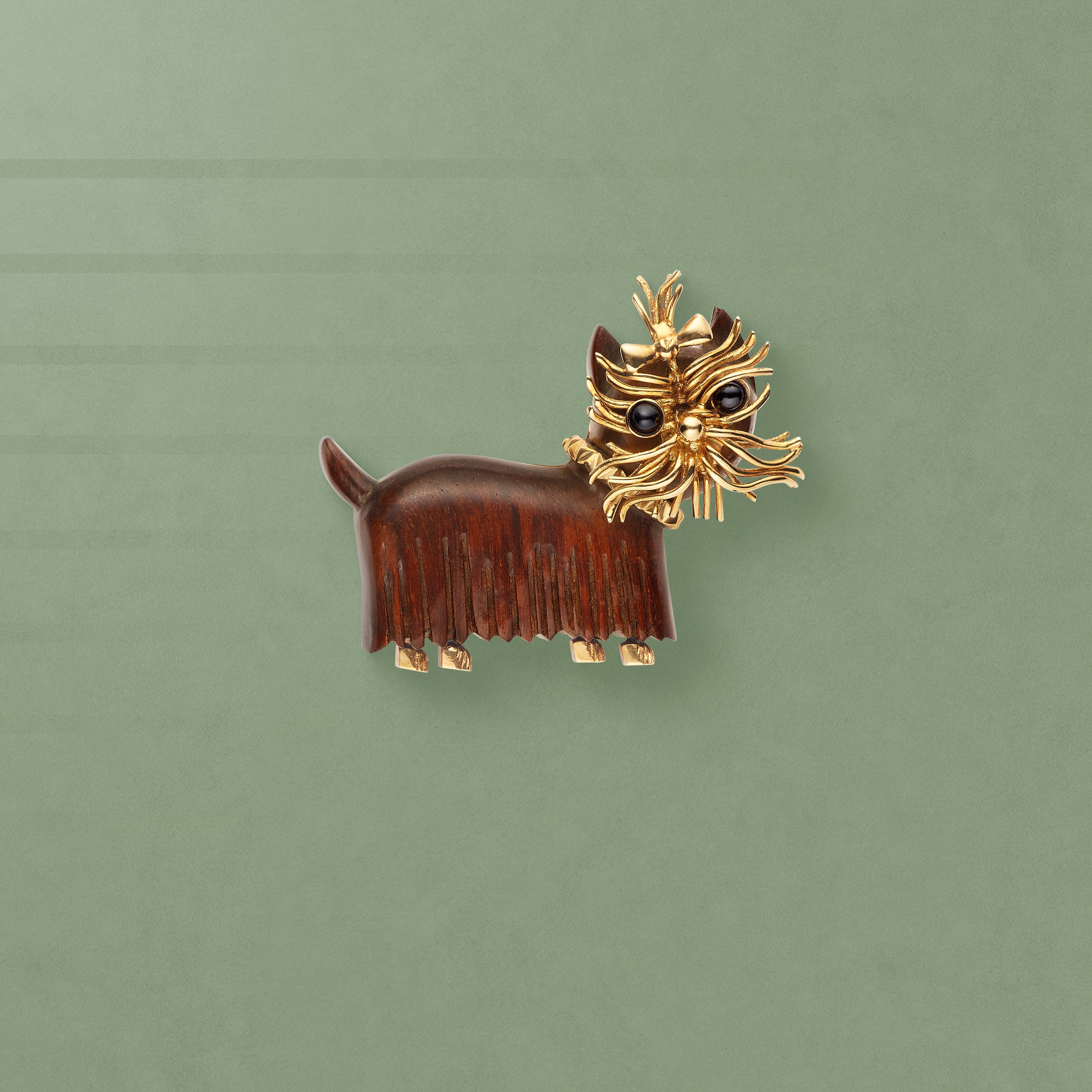 Elton clip, 1998. Yellow gold, onyx, wood. Van Cleef & Arpels Collection.
