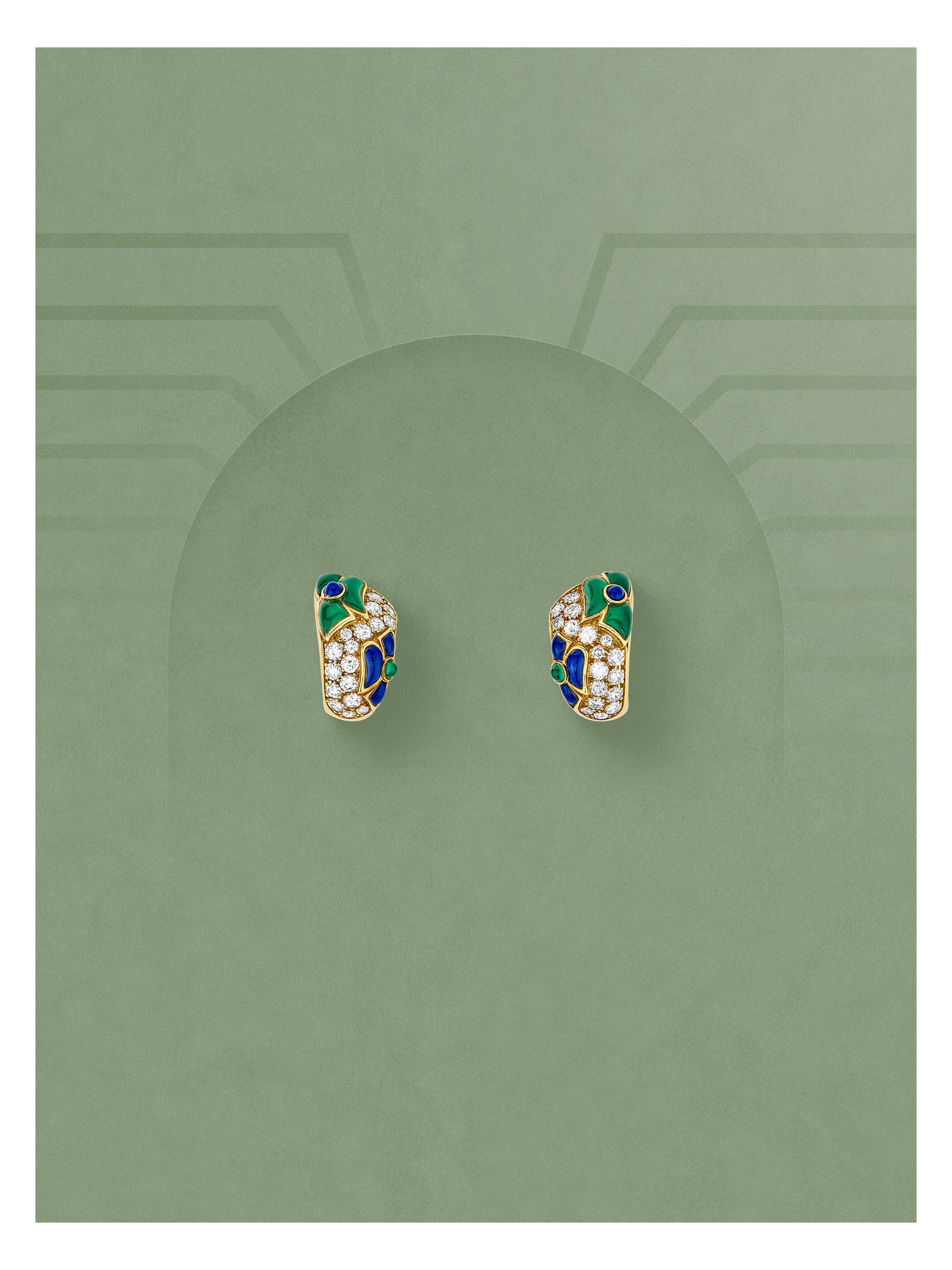 Gaëlle set, 1992. Yellow gold, white gold, rose gold, chalcedony, lapis lazuli, diamonds. Van Cleef & Arpels Collection.