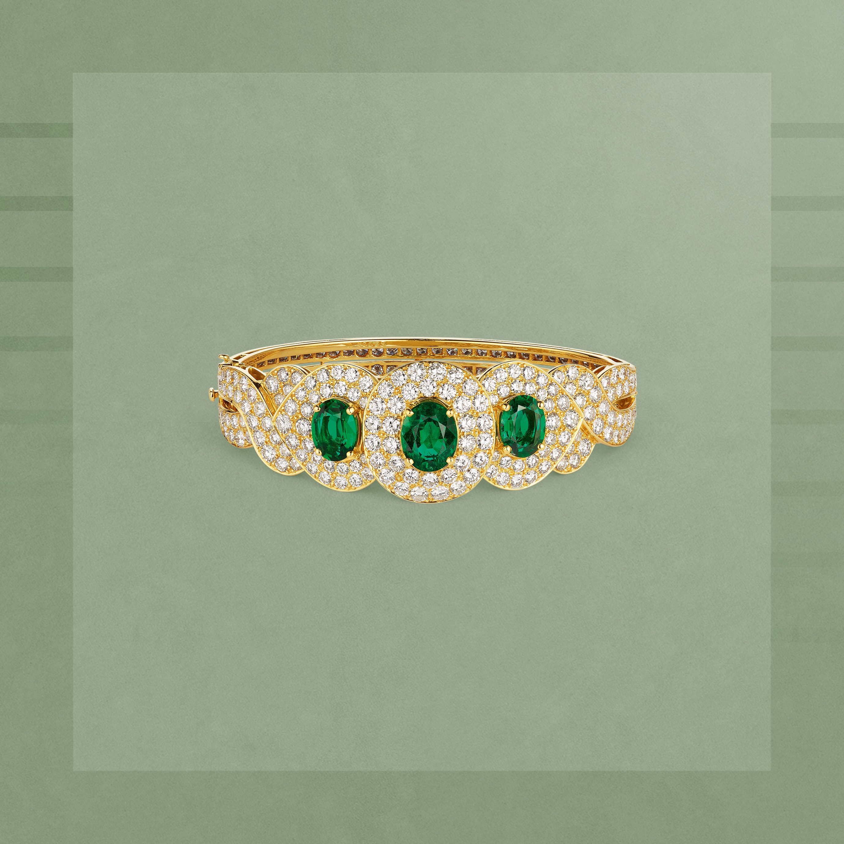 Phénicia bracelet, 1985. Yellow gold, rose gold, emeralds, diamonds. Van Cleef & Arpels Collection.