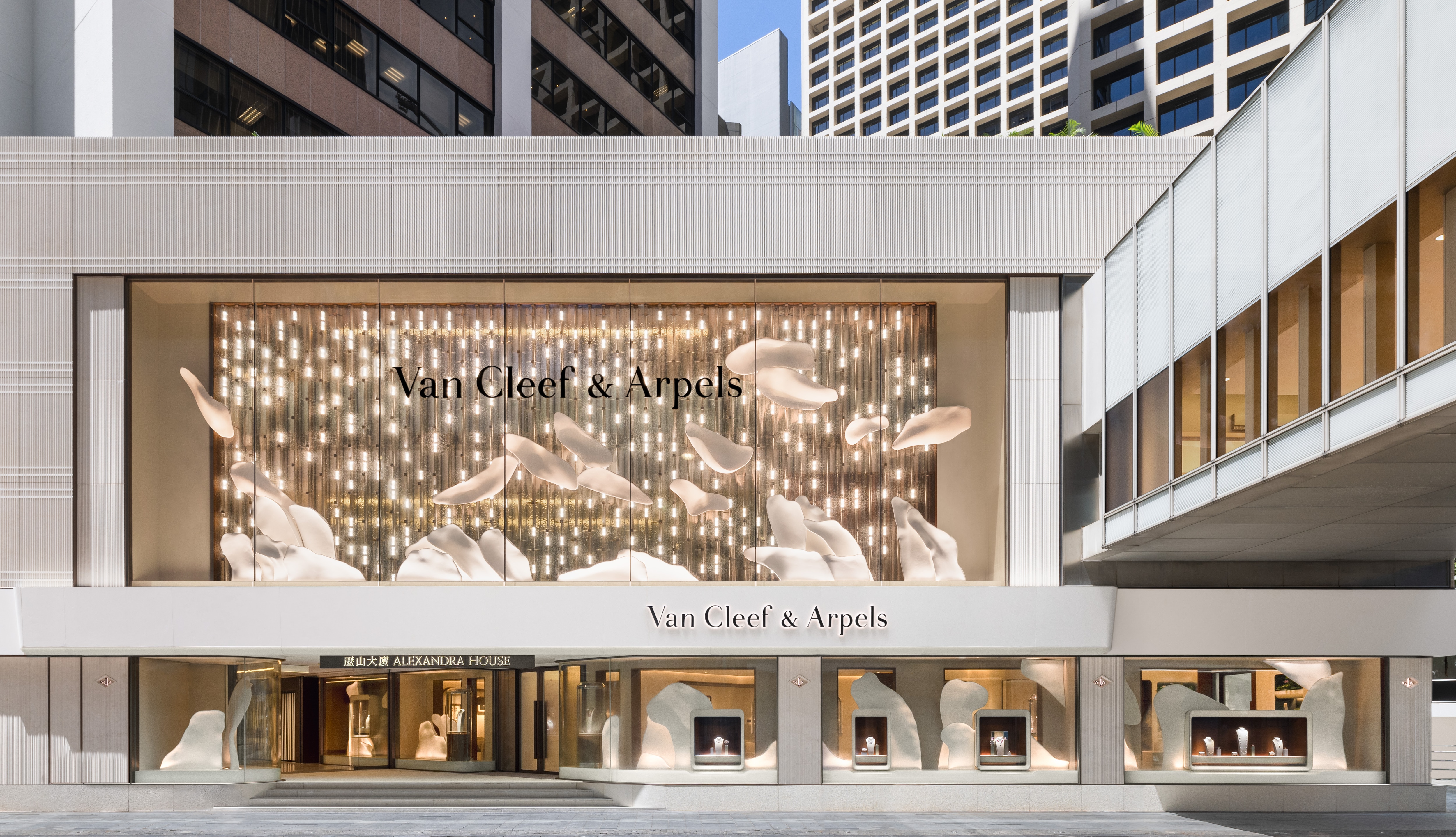 城市中心的全新璀璨地標：Van Cleef & Arpels 梵克雅寶香港世家旗艦店遷至歷山大廈