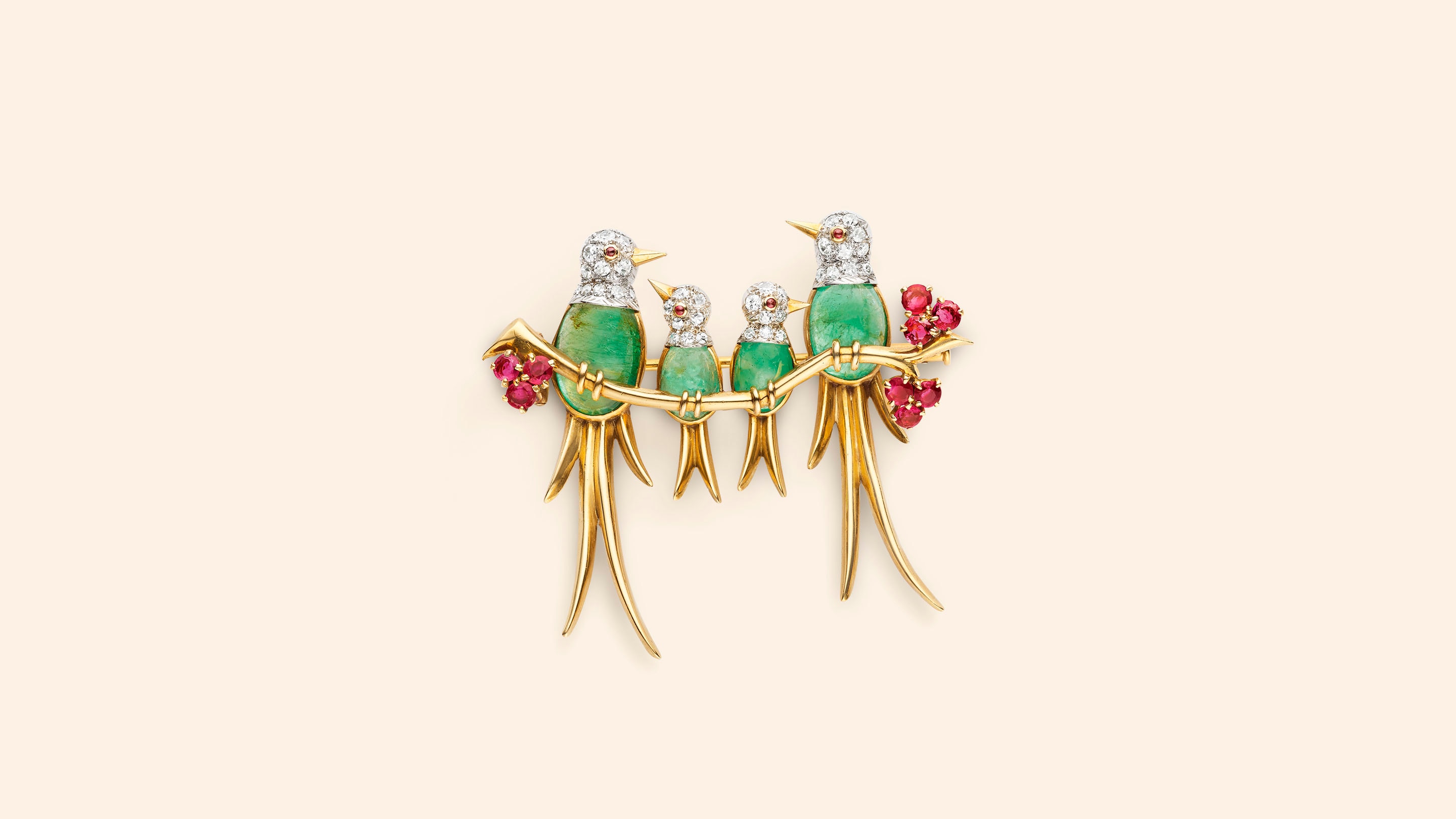 Брошь Four-bird on a Branch, 1946 год. Желтое золото, платина, изумруды, рубины, бриллианты. Коллекция Van Cleef & Arpels.