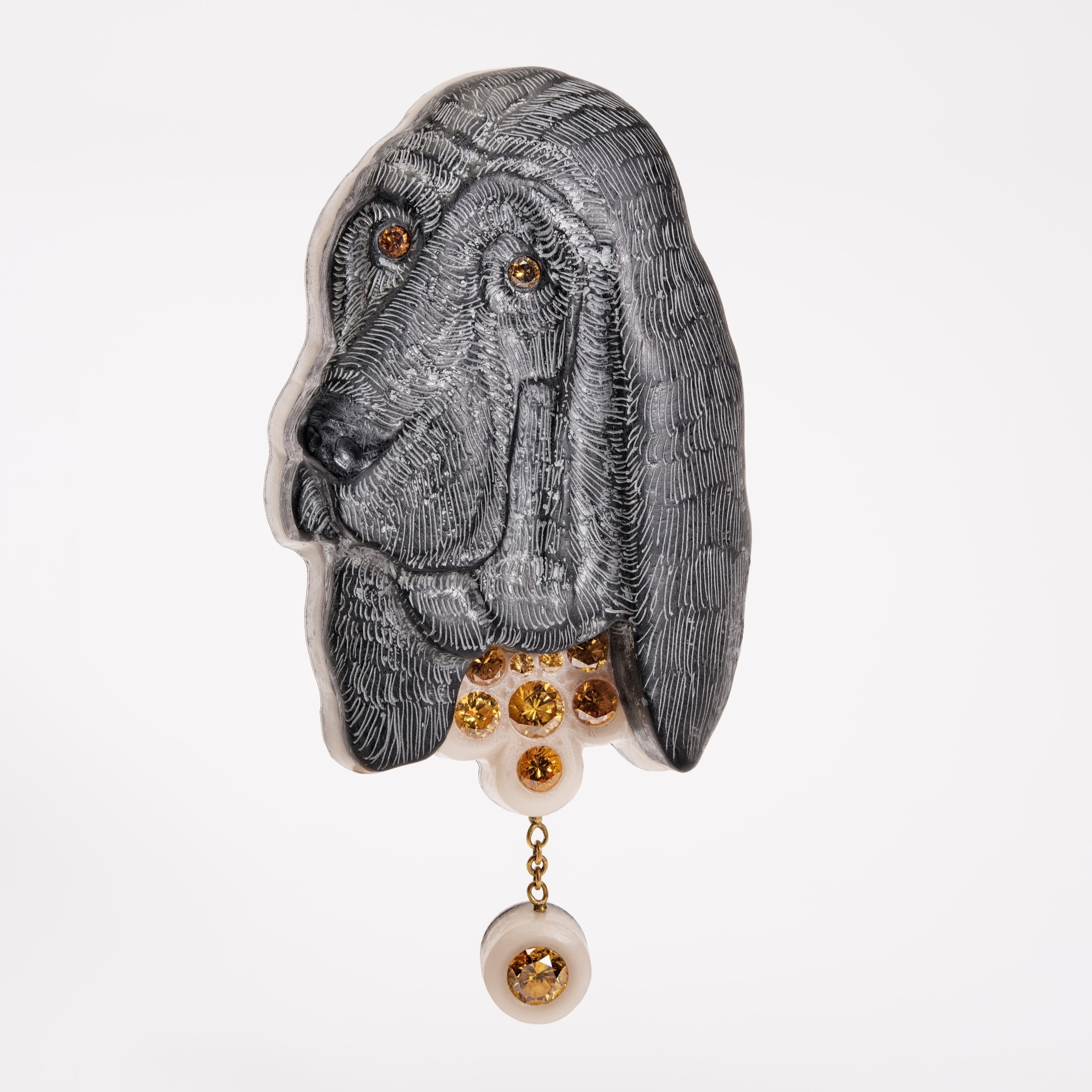 Daniel Brush. La Ménagerie Magnétique. Basset Hound,2007. Plastic, resin, colored diamonds, ink, steel, gold, magnet. Private Collection. Photo: L'ÉCOLE, School of Jewelry Arts - B. Chelly.