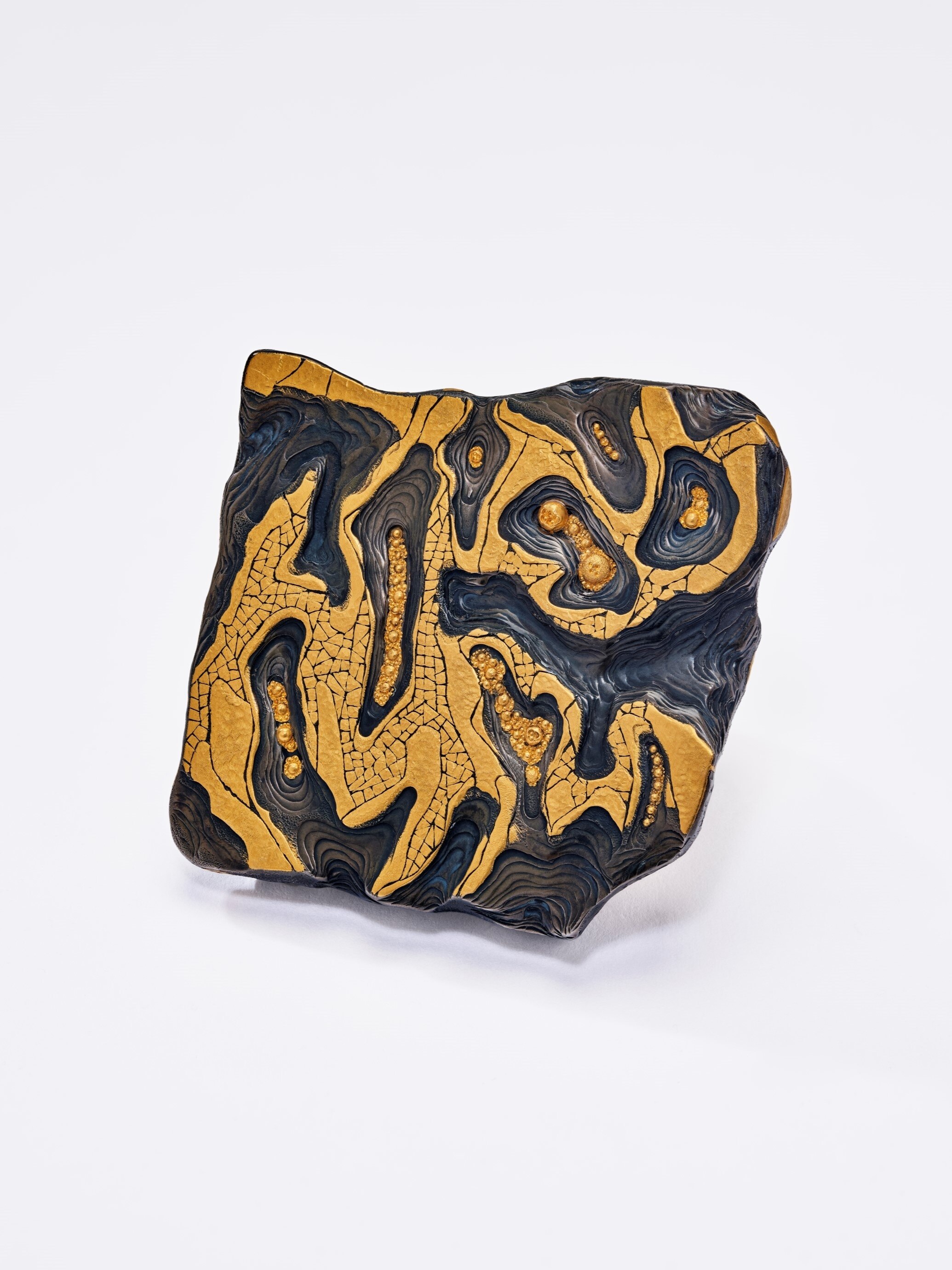Daniel Brush.  Maze, 1992.  Pure gold, steel.  Private Collection.  Photo: L'ÉCOLE, School of Jewelry Arts - B. Chelly.