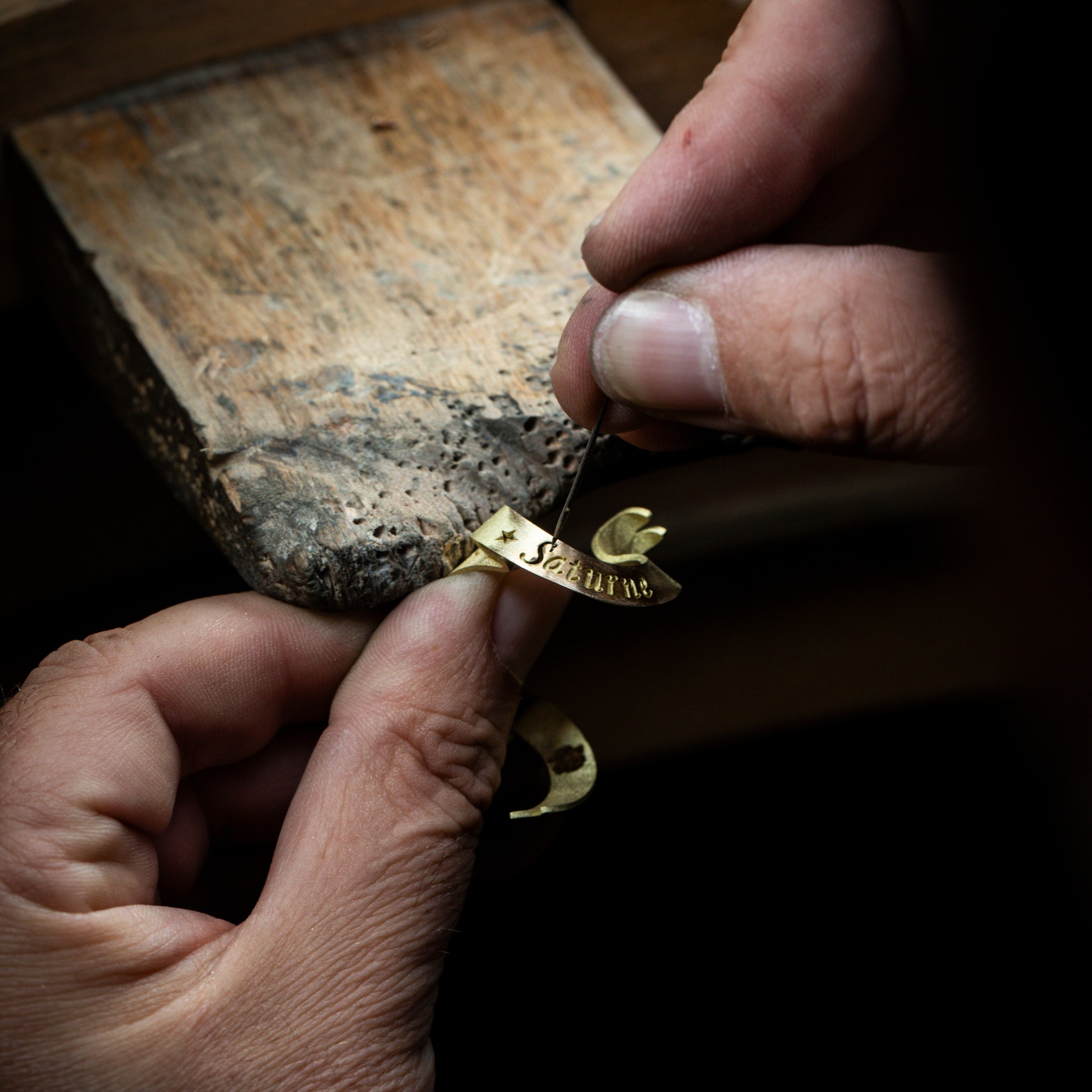 Auftragen von Lack in die Gravurrille. Sammlung Van Cleef & Arpels.