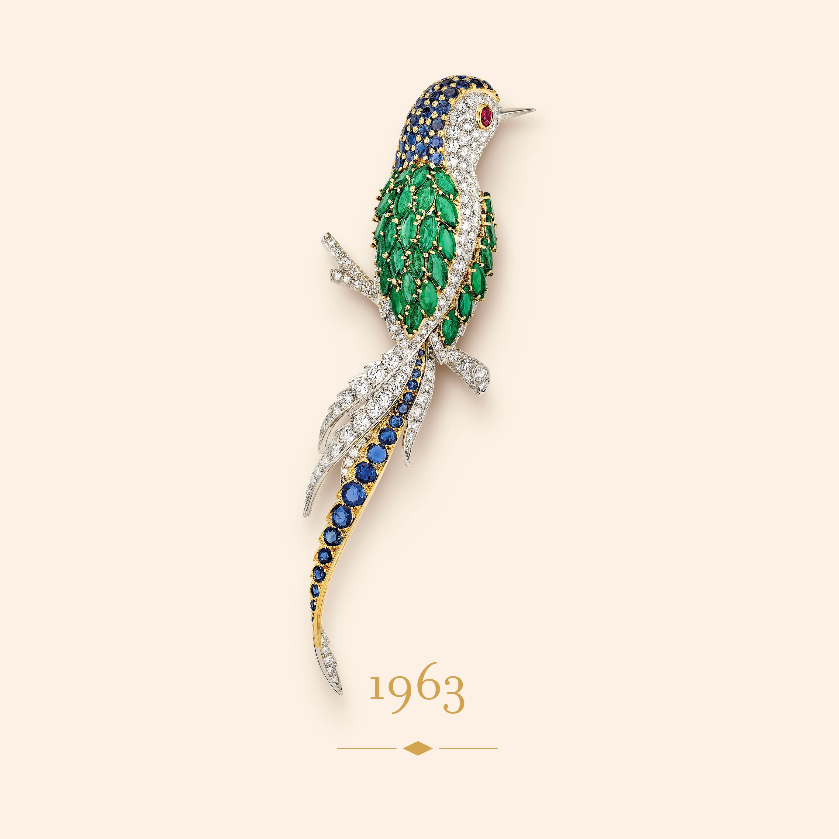 Clip Oiseau des Îles, 1963. Platin, Gelbgold, Smaragde, Rubin, Saphire, Diamanten. Sammlung Van Cleef & Arpels.