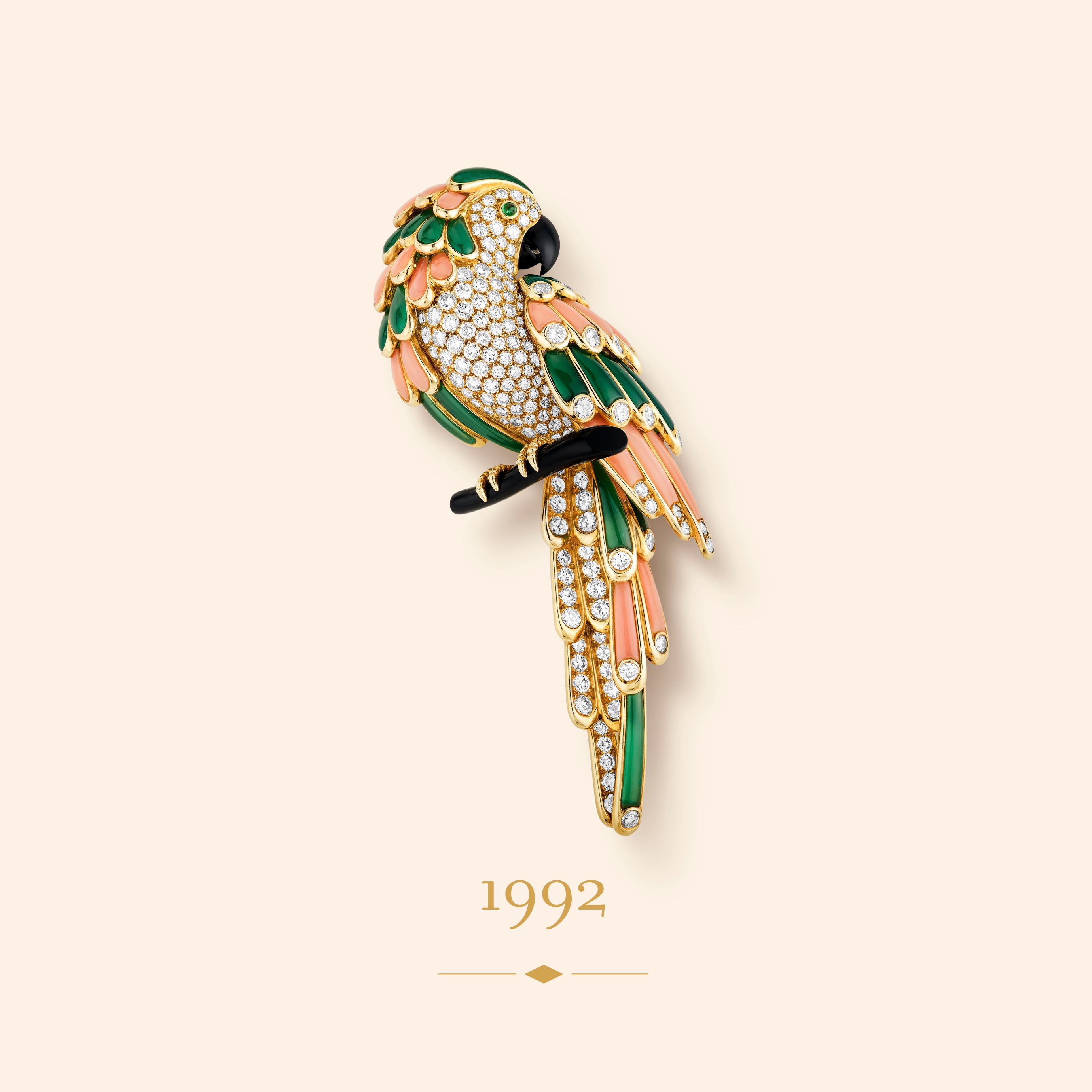 Clip Perroquet, 1992. Gelbgold, Smaragd, Chrysopras, Onyx, Koralle, Diamanten. Sammlung Van Cleef & Arpels.