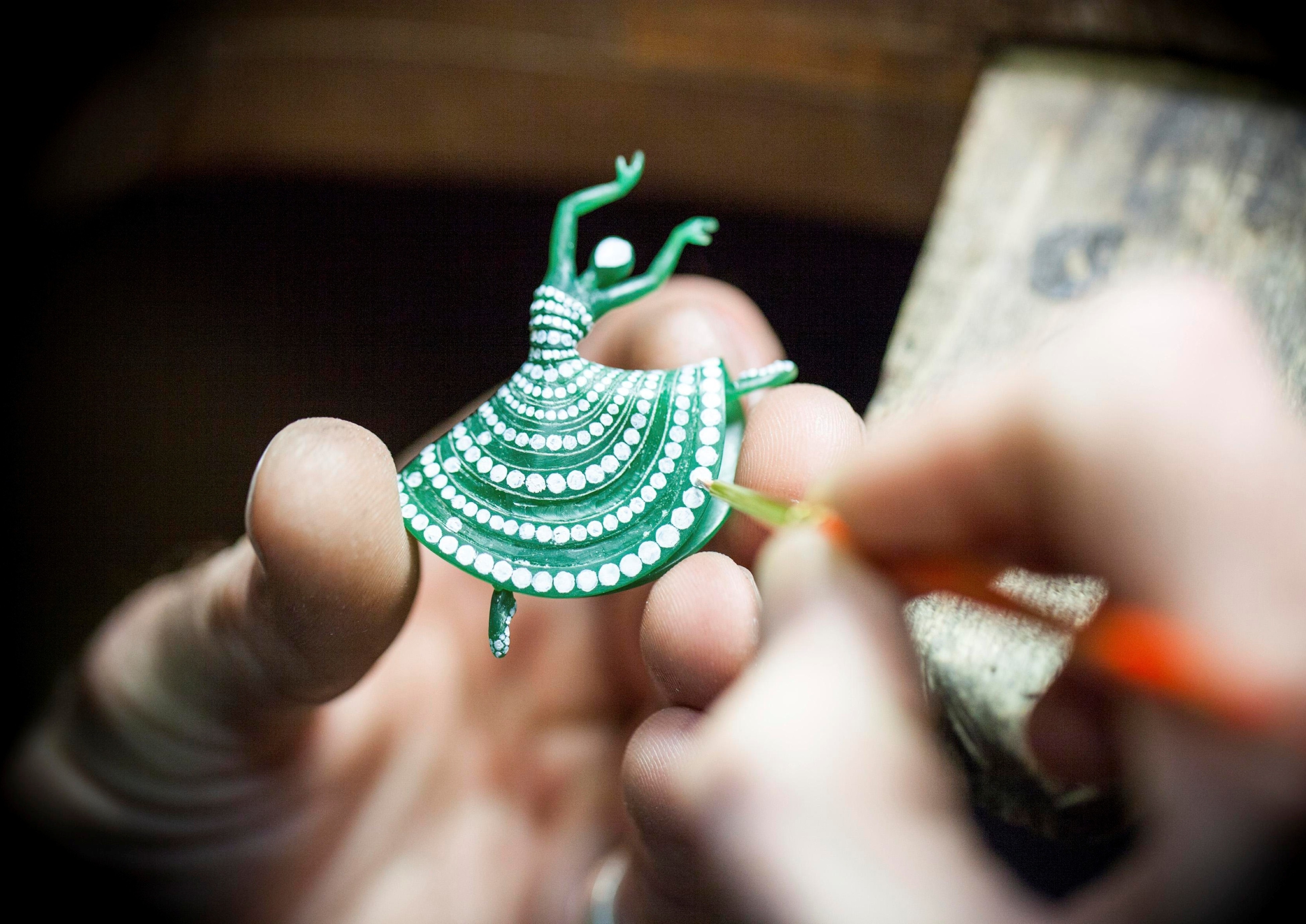 在蠟製芭蕾舞伶上標記鑽石位置，2013年Van Cleef & Arpels 梵克雅寶。