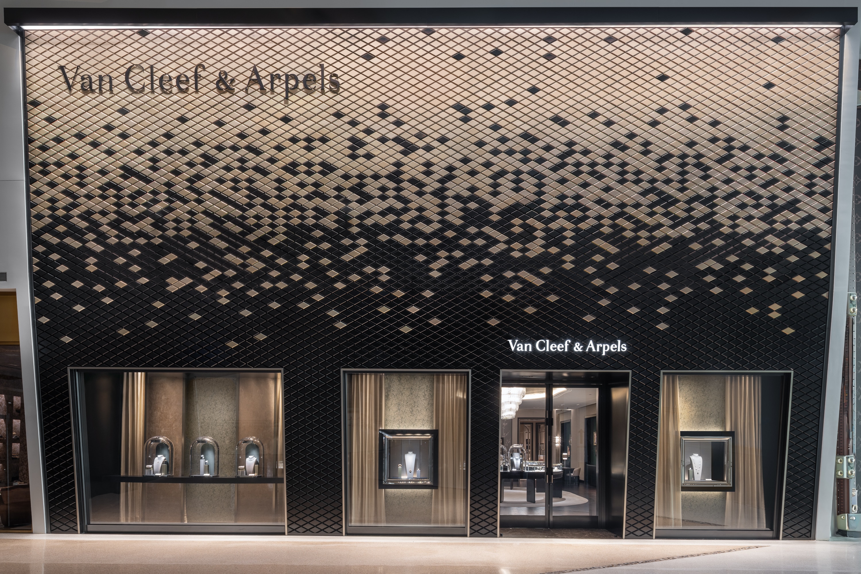 Van Cleef & Arpels Relocates its boutique within The Shops at Crystals