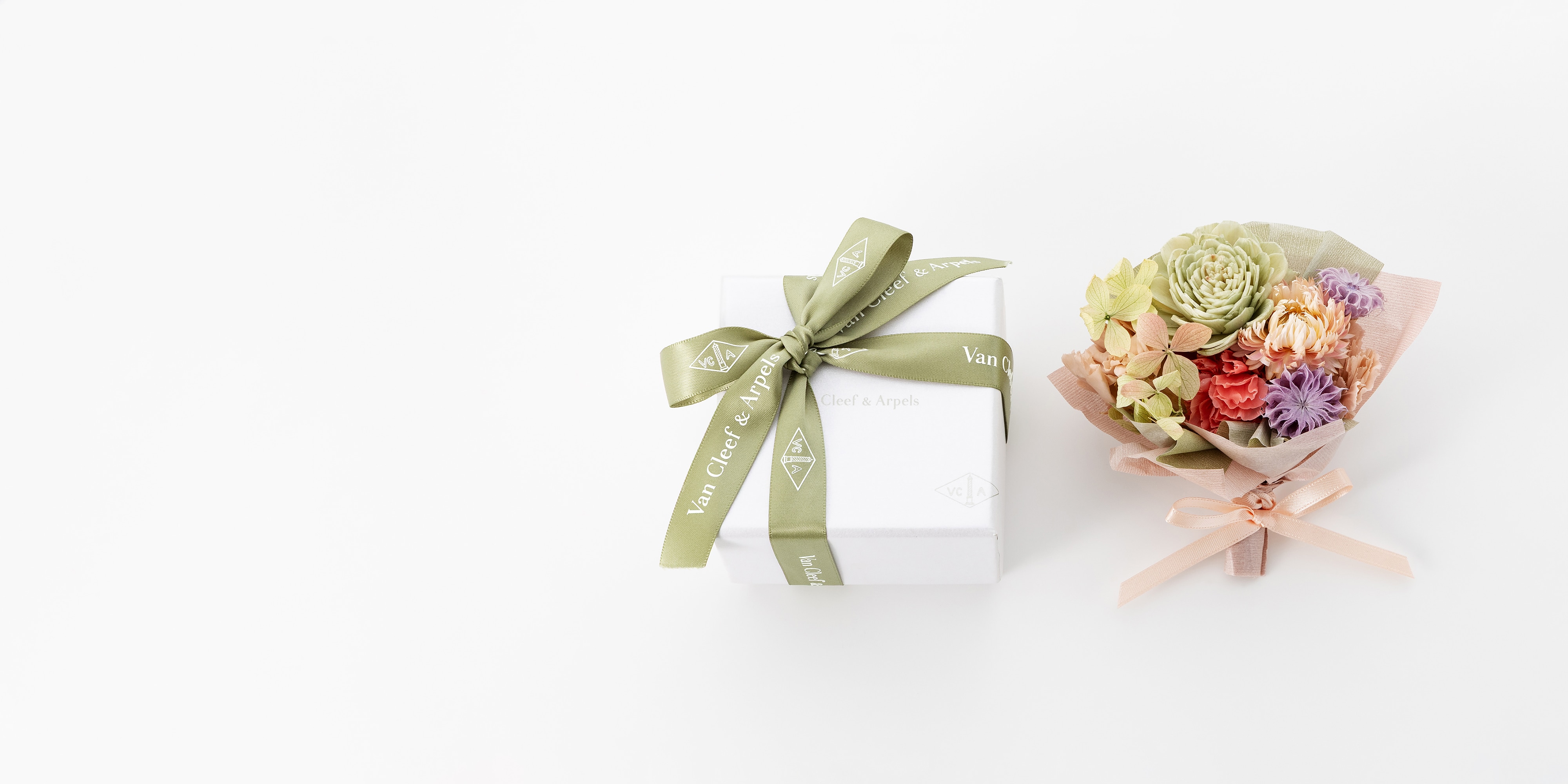 A spring attention offered with each e-Boutique order, Van Cleef & Arpels