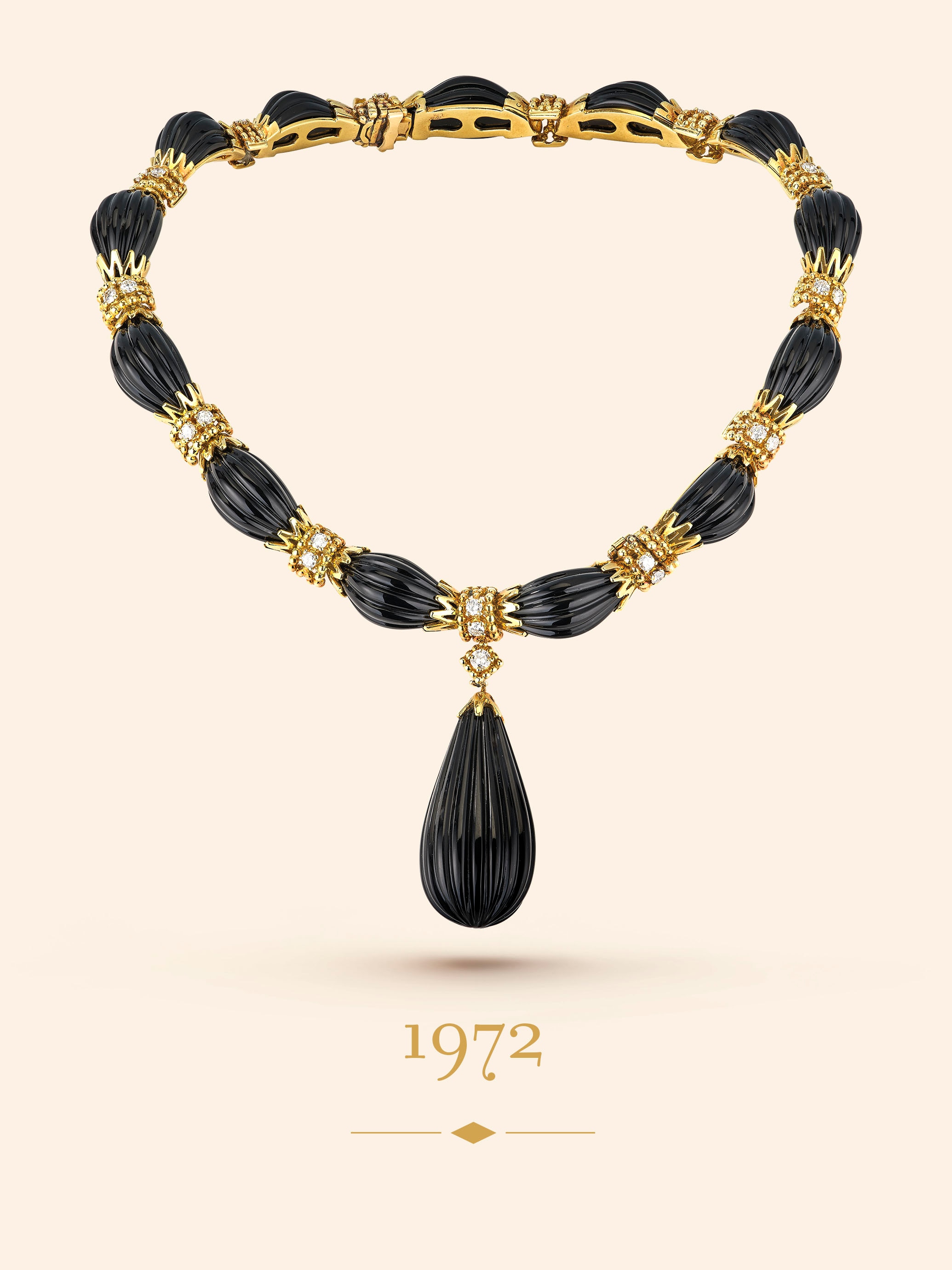 Ribbed necklace, 1972. Transformable into a bracelet. Yellow gold, platinum, onyx, diamonds. Van Cleef & Arpels Collection.