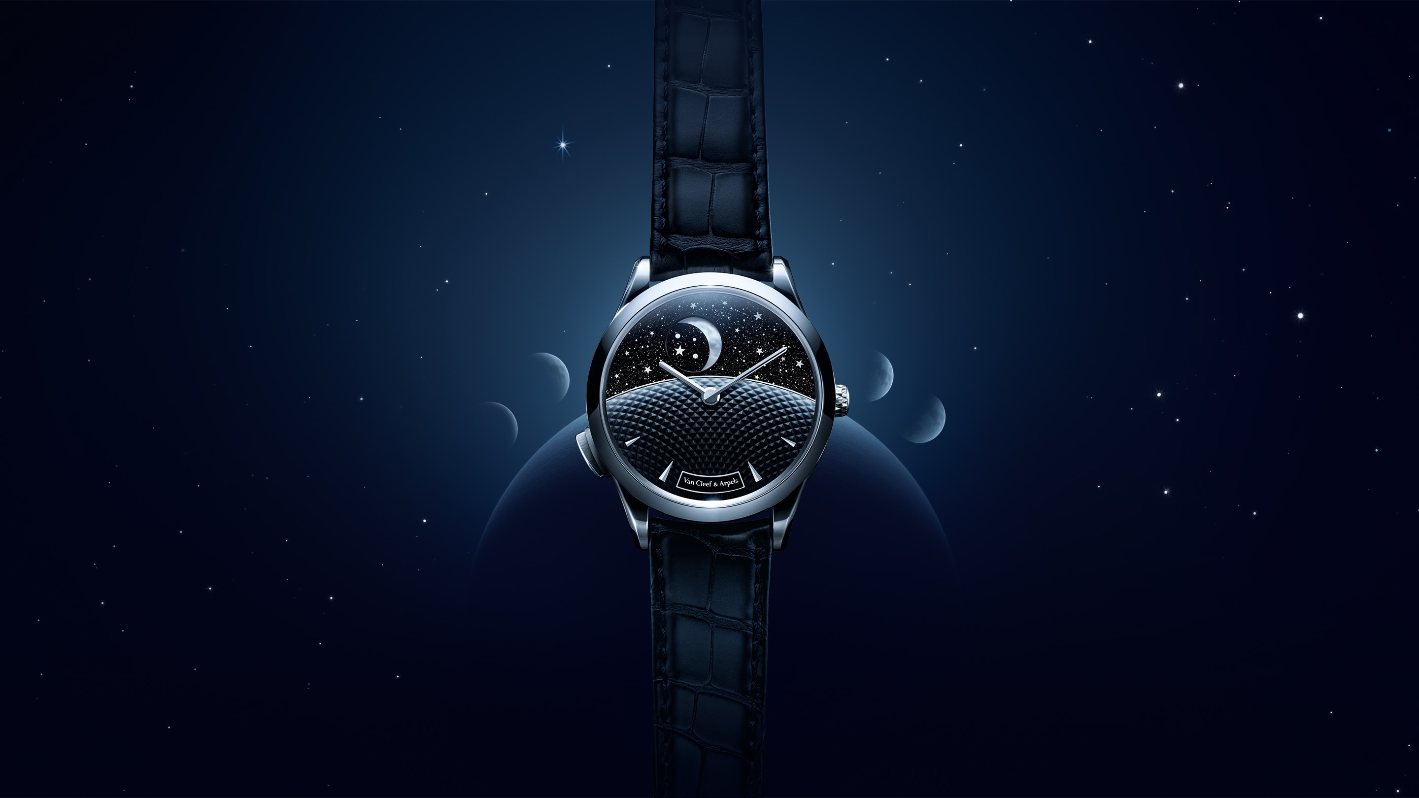 ミッドナイト ジュール ニュイ ファーズ ドゥ リュンヌ ウォッチ。ホワイトゴールド、イエローゴールド、ホワイト マザーオブパール、アベンチュリンガラス。ムーンフェイズとデイ/ナイト表示を搭載した自動巻き機械式ムーブメント、オンデマンド アニメーション。ポエティック コンプリケーション® コレクション、ヴァン クリーフ＆アーペル。