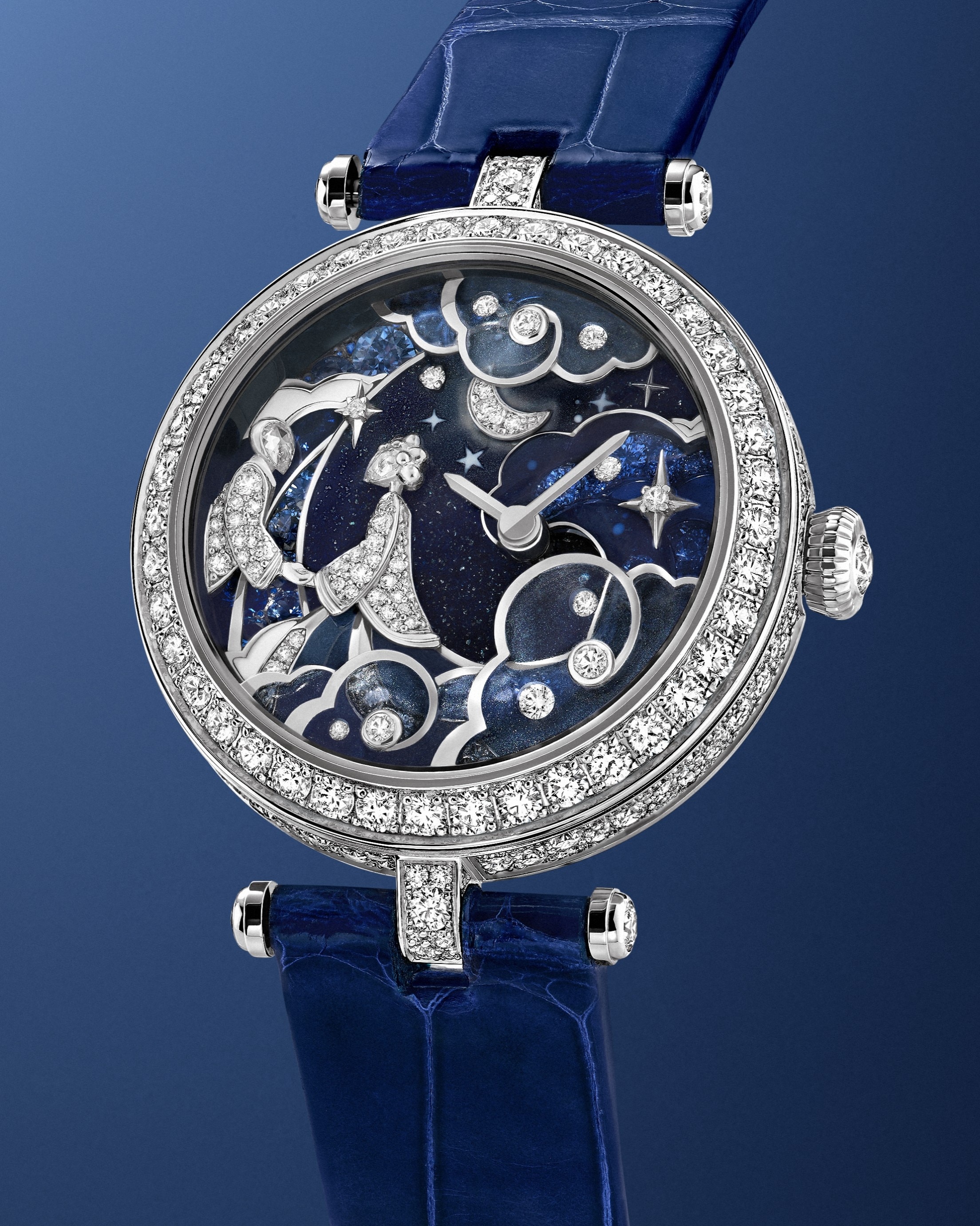 レディ ランコントル セレスト ウォッチ。ホワイトゴールド、サファイア、ホワイト マザーオブパール、ダイヤモンド、エナメル、ミニアチュール ペインティング。手巻き機械式ムーブメント。エクストラオーディナリー ダイヤル™ コレクション、ヴァン クリーフ＆アーペル。