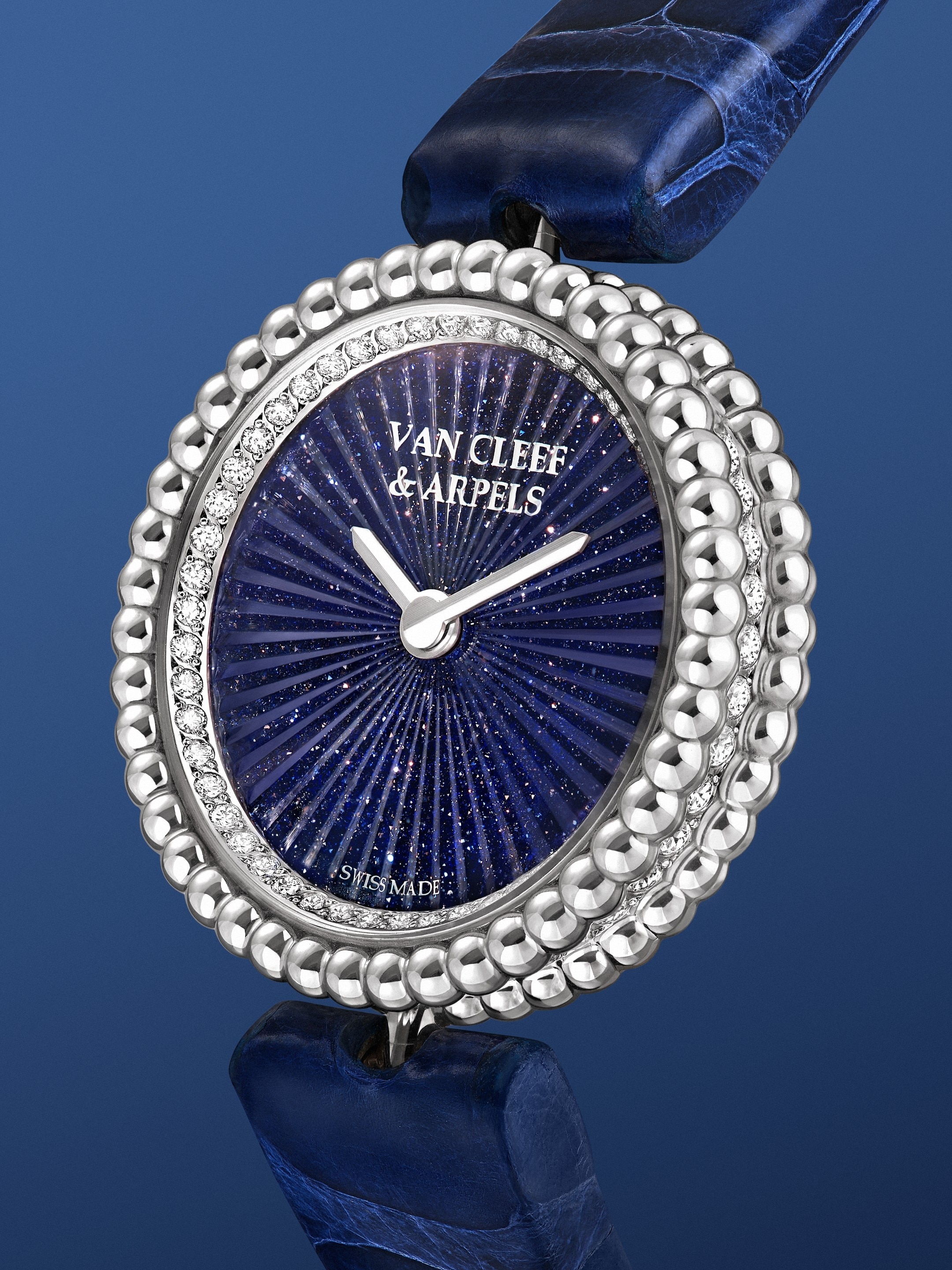 ペルレ ウォッチ、23mm。ホワイトゴールド、アベンチュリンガラス、ダイヤモンド。スイス製クォーツムーブメント。ペルレ® コレクション、ヴァン クリーフ＆アーペル。