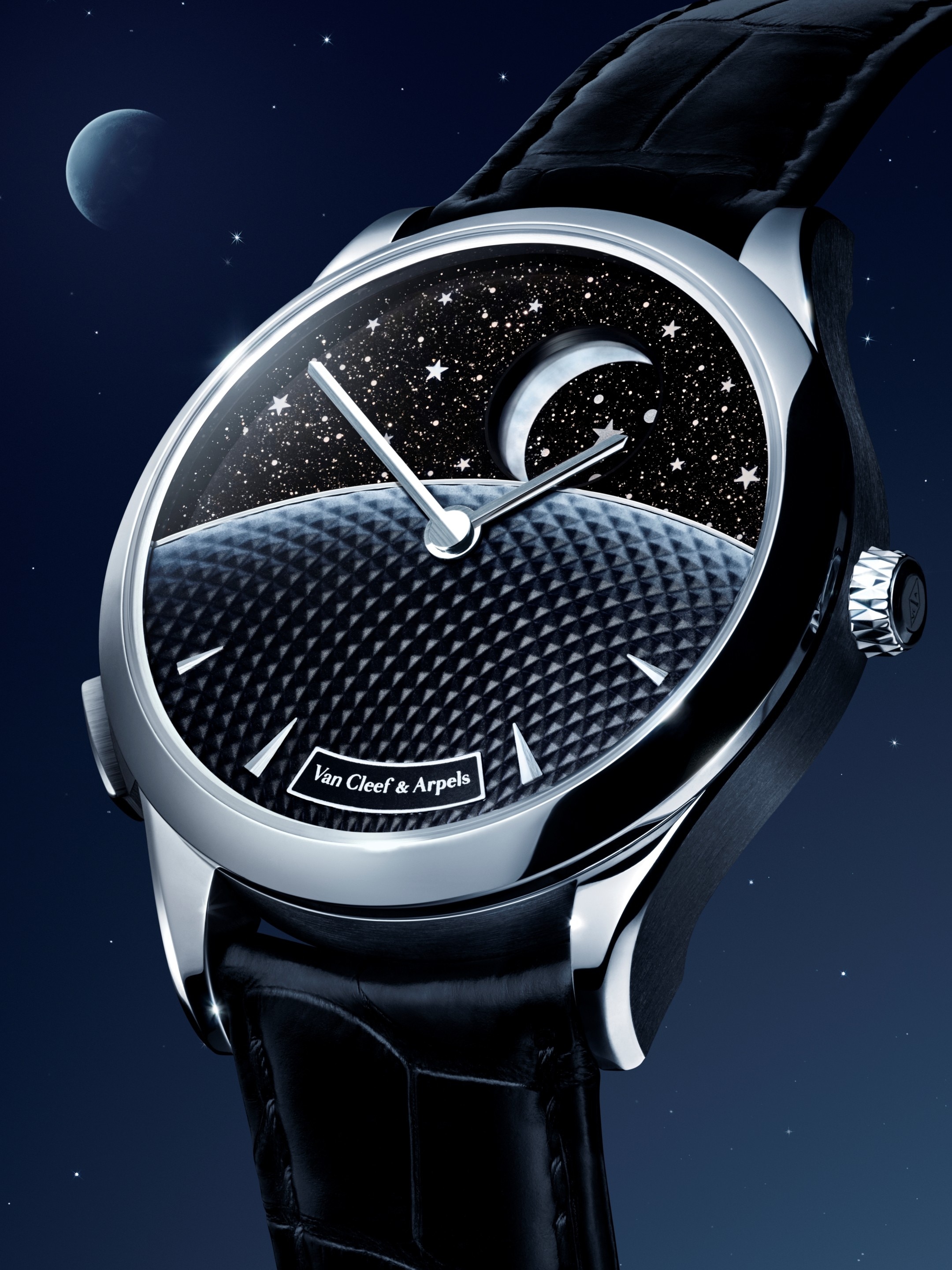 ミッドナイト ジュール ニュイ ファーズ ドゥ リュンヌ ウォッチ。ホワイトゴールド、イエローゴールド、ホワイト マザーオブパール、アベンチュリンガラス。ムーンフェイズとデイ/ナイト表示を搭載した自動巻き機械式ムーブメント、オンデマンド アニメーション。ポエティック コンプリケーション® コレクション、ヴァン クリーフ＆アーペル。