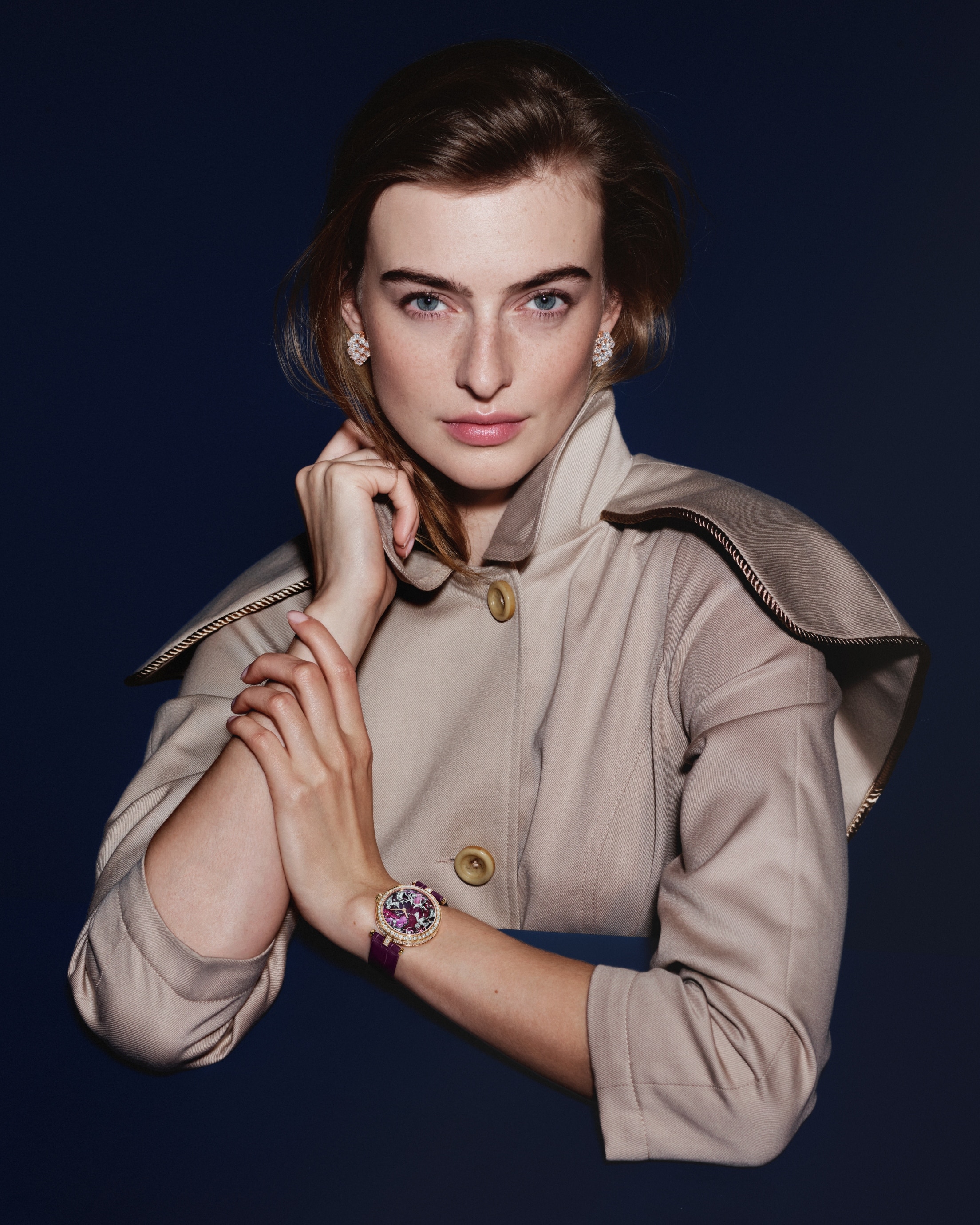 レディ ルトロヴァイユ セレスト ウォッチ。ローズゴールド、ホワイトゴールド、ピンクサファイア、ホワイト マザーオブパール、ダイヤモンド、エナメル、ミニアチュール ペインティング。手巻き機械式ムーブメント。エクストラオーディナリー ダイヤル™ コレクション、ヴァン クリーフ＆アーペル。