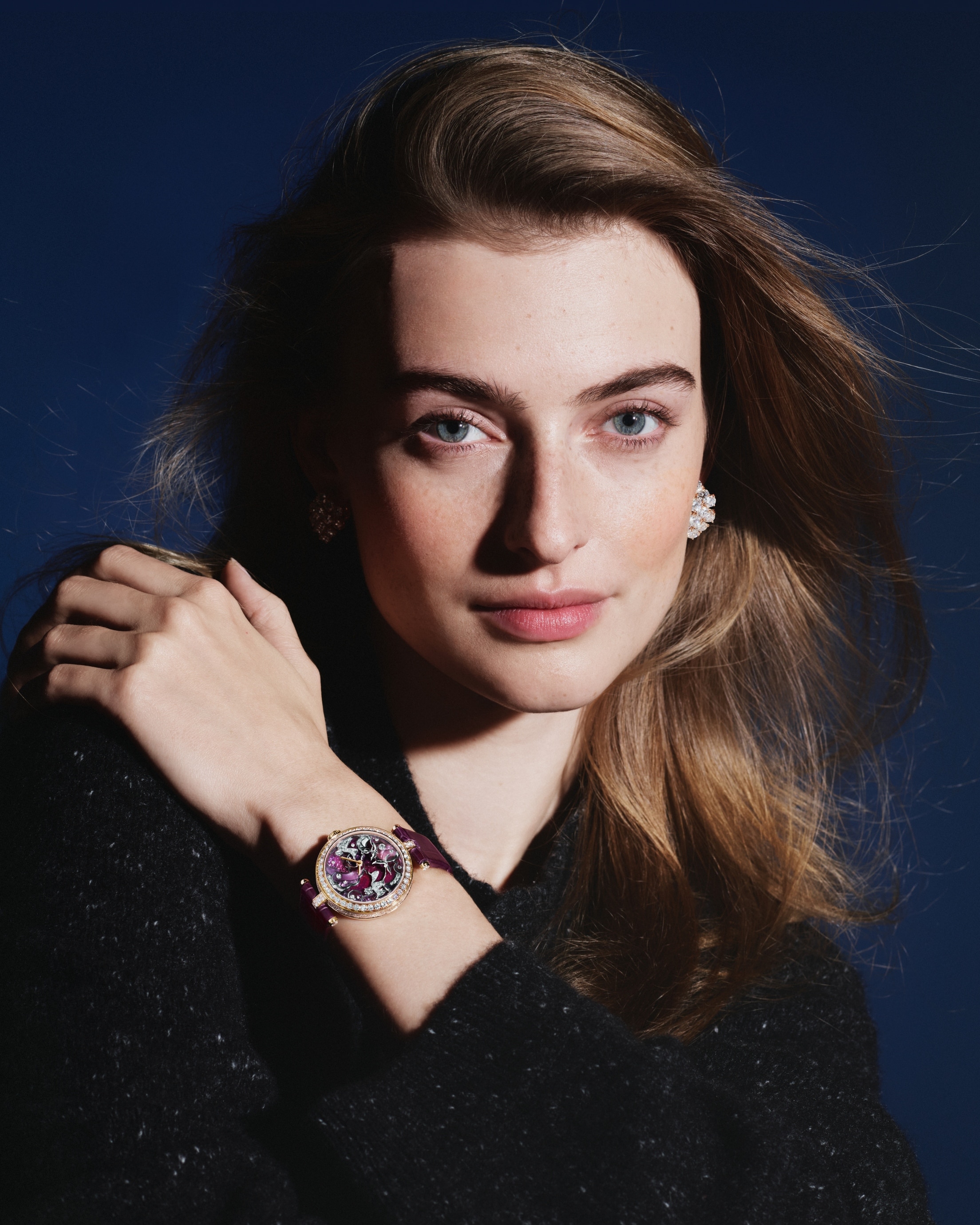 レディ ルトロヴァイユ セレスト ウォッチ。ローズゴールド、ホワイトゴールド、ピンクサファイア、ホワイト マザーオブパール、ダイヤモンド、エナメル、ミニアチュール ペインティング。手巻き機械式ムーブメント。エクストラオーディナリー ダイヤル™ コレクション、ヴァン クリーフ＆アーペル。