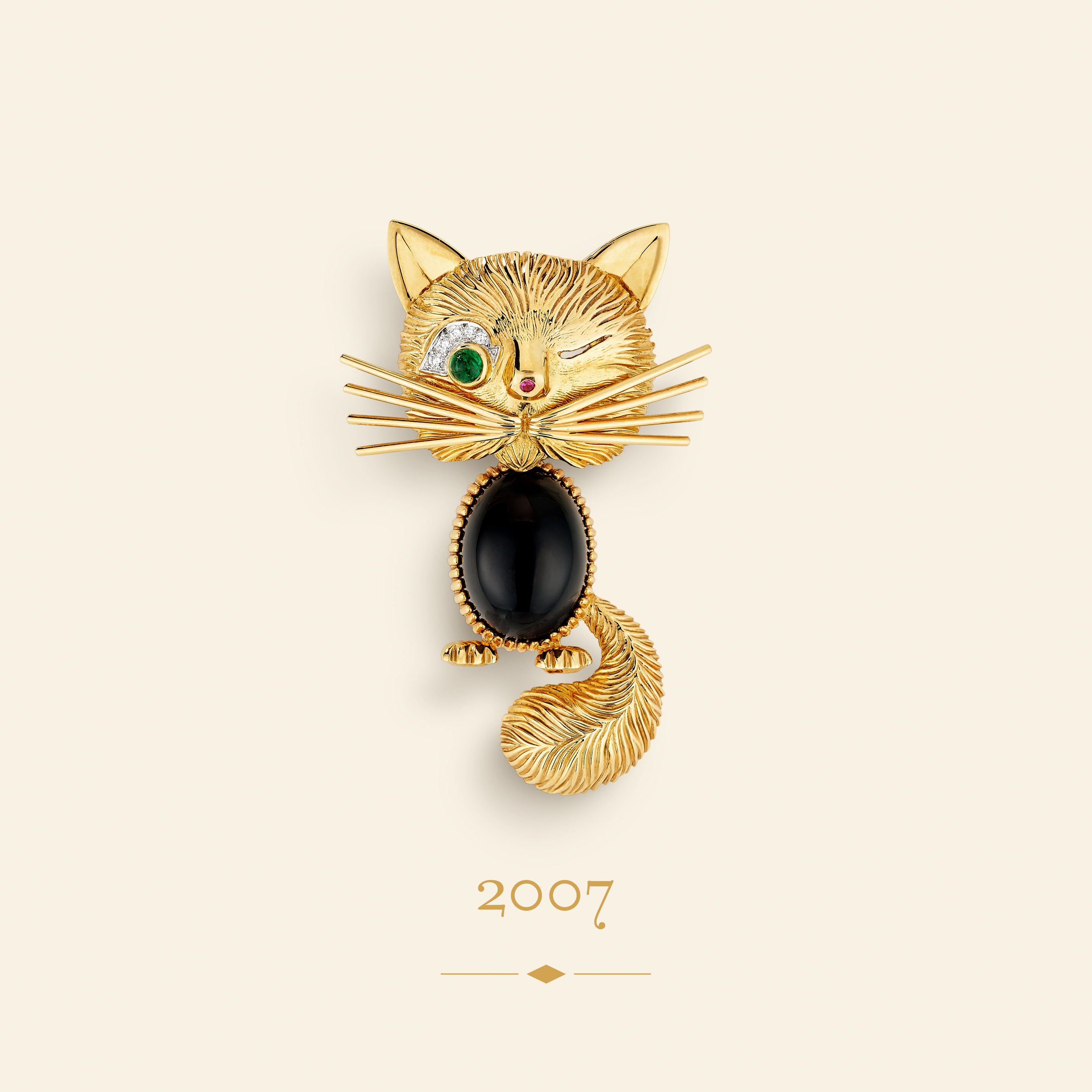 Winking Cat clip, 2007. Similar to the model from 1953. Yellow gold, platinum, emerald, ruby, onyx, diamonds. Van Cleef & Arpels Collection.