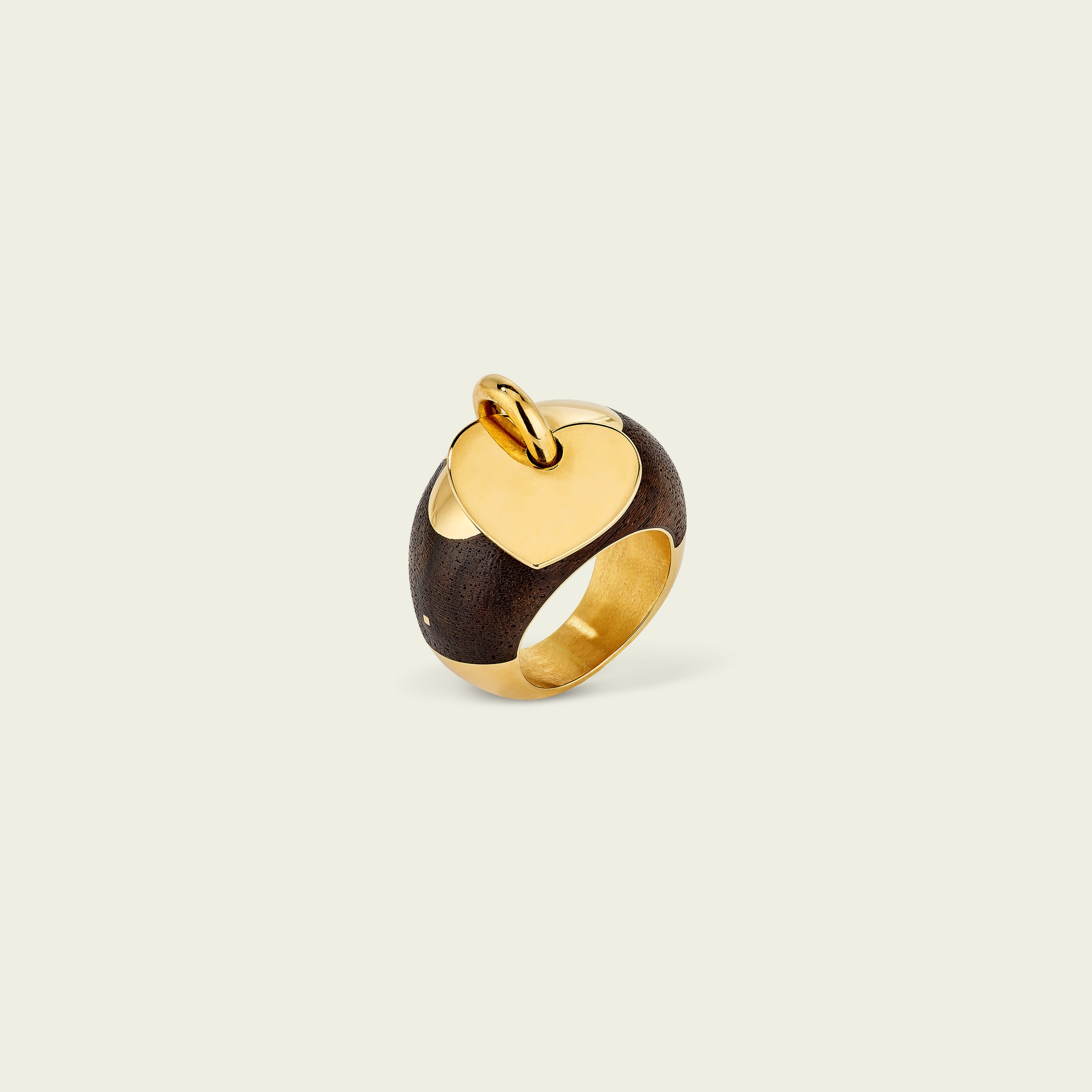 Sylvestre 戒指，約1997年。黃K金，木材。Van Cleef & Arpels Collection。
