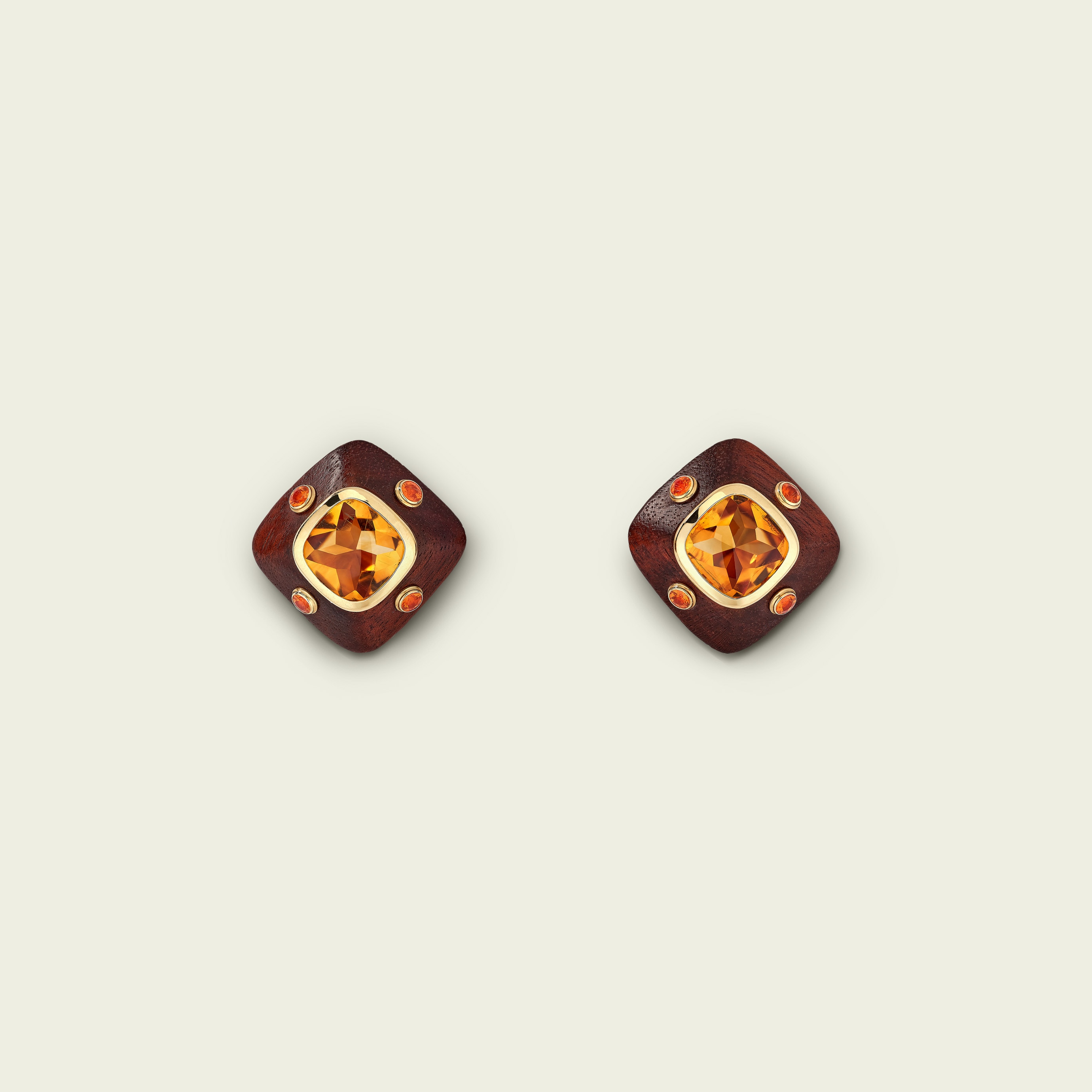 Emotion 耳環，1997年。黃K金，黃水晶，榴石，木材。Van Cleef & Arpels Collection。