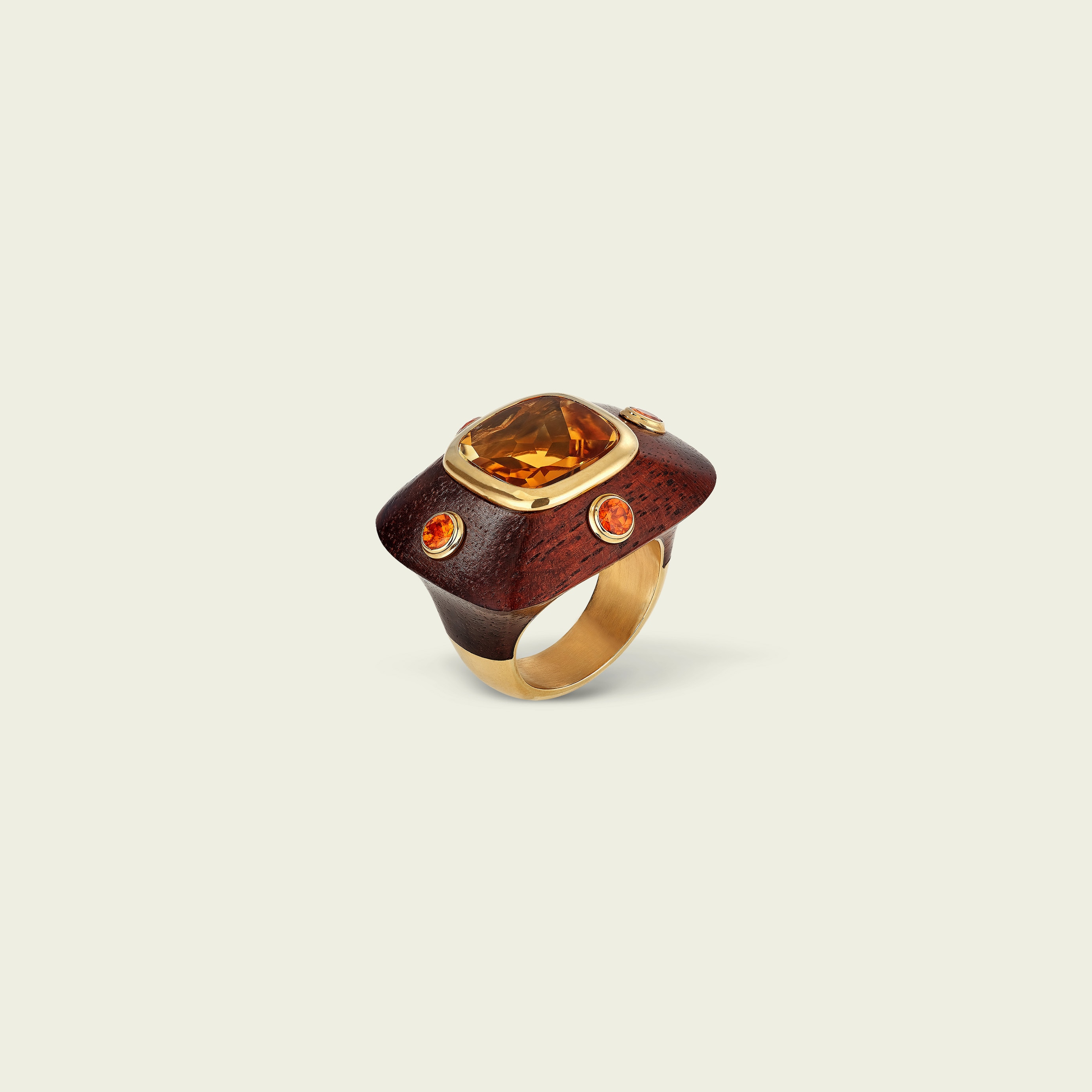Emotion 戒指，1997年。黃K金，黃水晶，榴石，木材。Van Cleef & Arpels Collection。