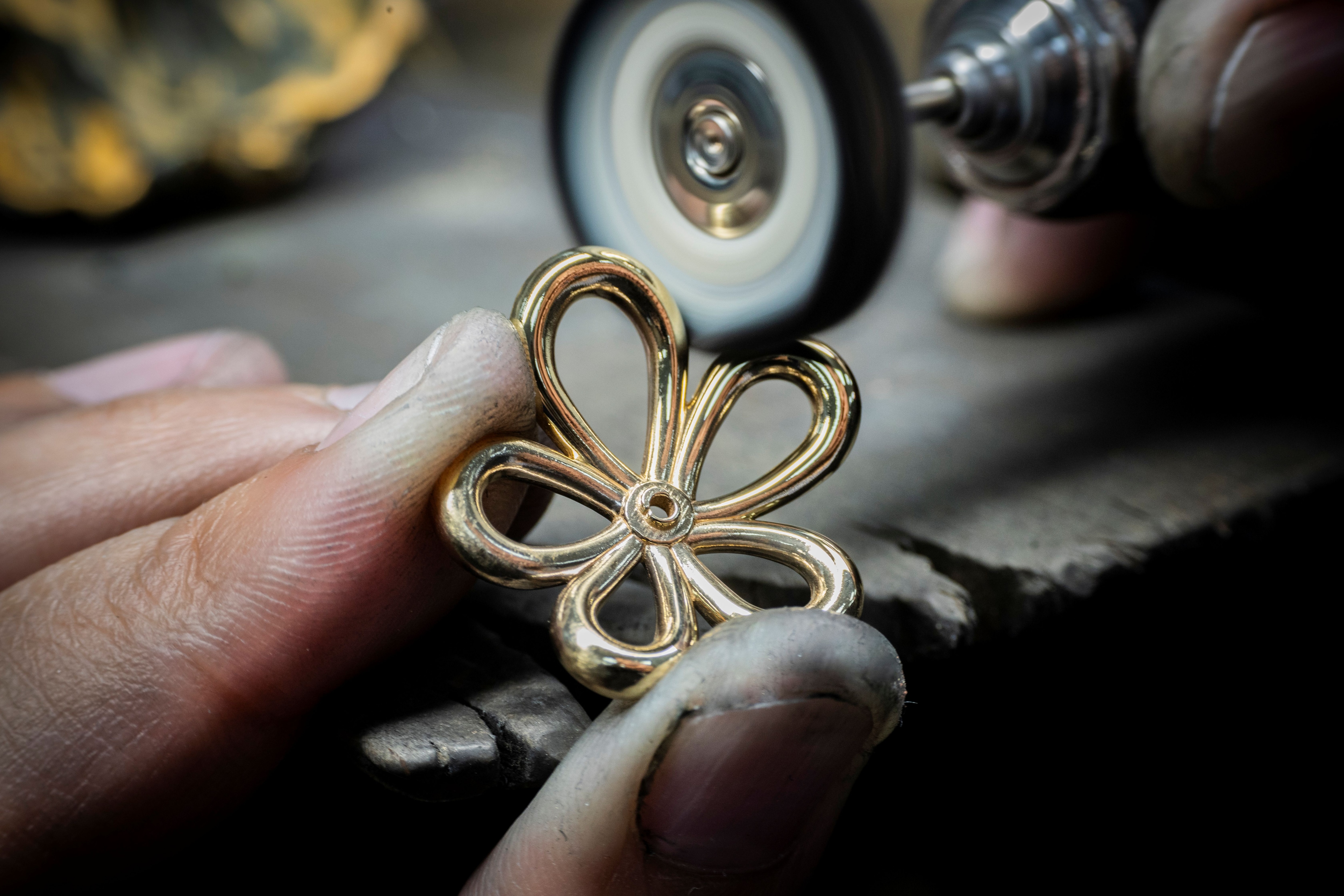 The making of the Flowerlace Between the Finger ring