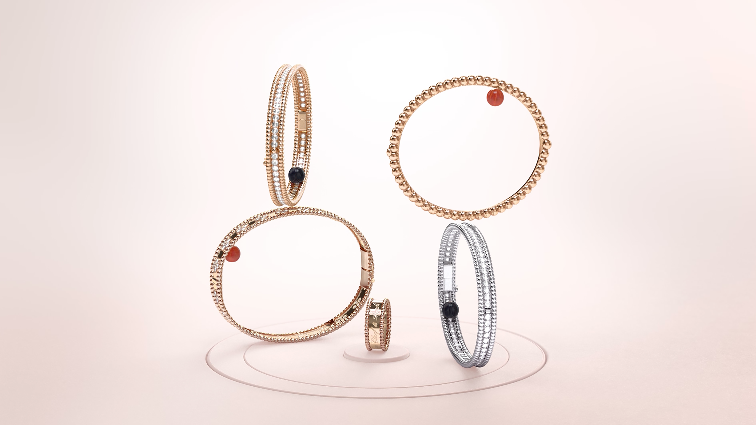 Follow the berries to discover the Perlée Collection