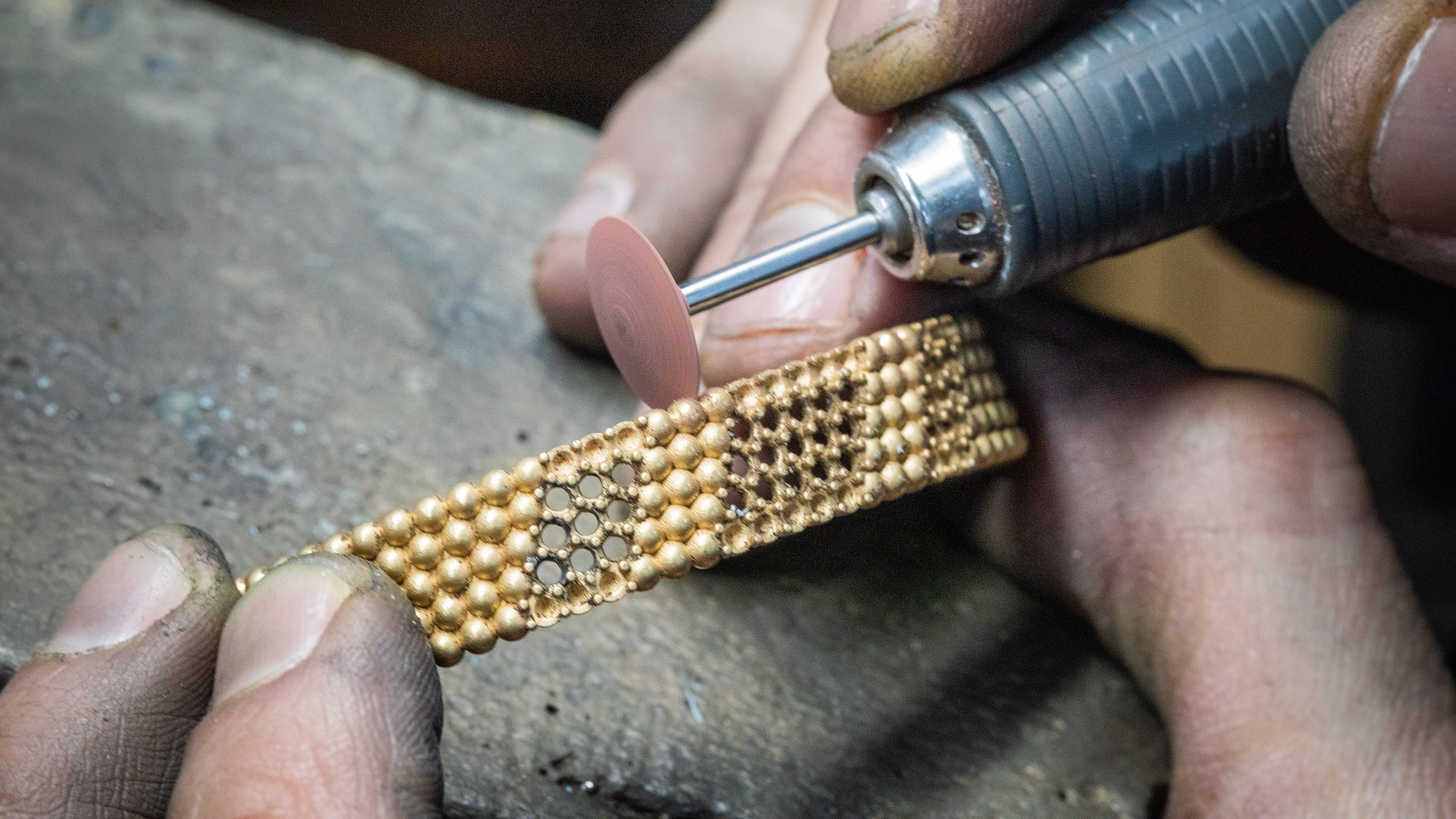 Het maken van de Perlée® diamonds-armband, 5 rijen