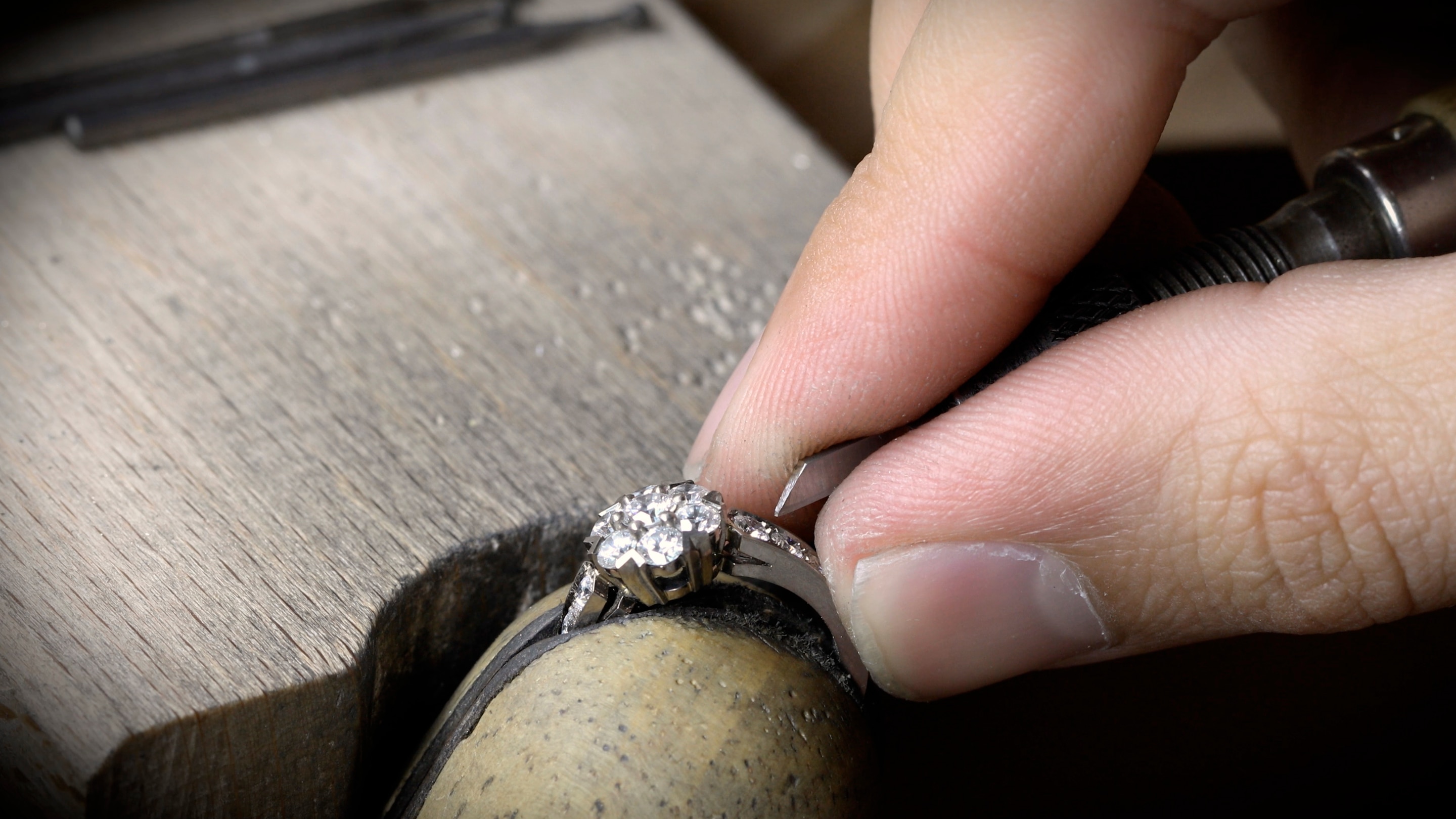 The making of the Frivole 8 flowers ring - Van Cleef & Arpels