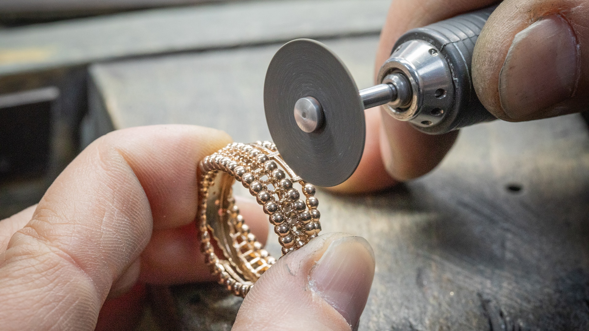 The making of the Perlée® diamonds duo ring