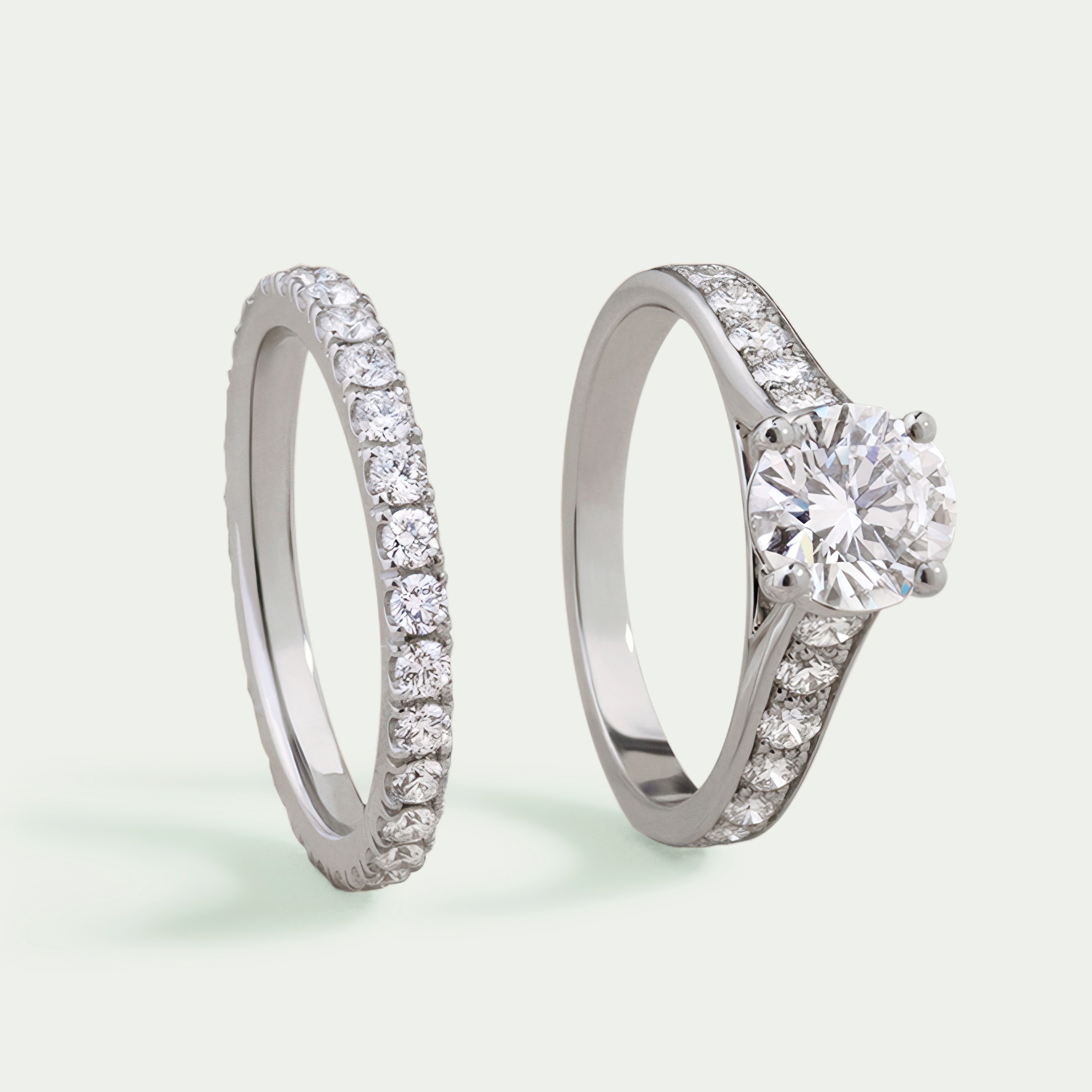 Alliance Félicité 2,1 mm, or blanc, diamants ronds, solitaire Romance, platine, diamants, un diamant DIF rond 1,00 carat. Collections Alliances et Solitaires et Bagues de fiançailles, Van Cleef & Arpels.