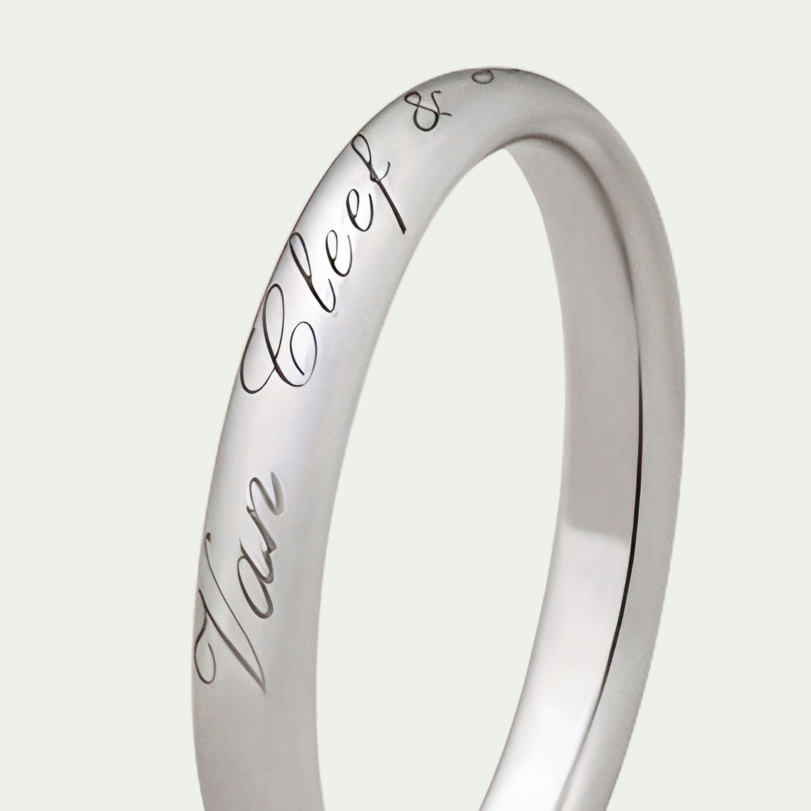 Alliance Tendrement Signature, platine. Collection Alliances, Van Cleef & Arpels.